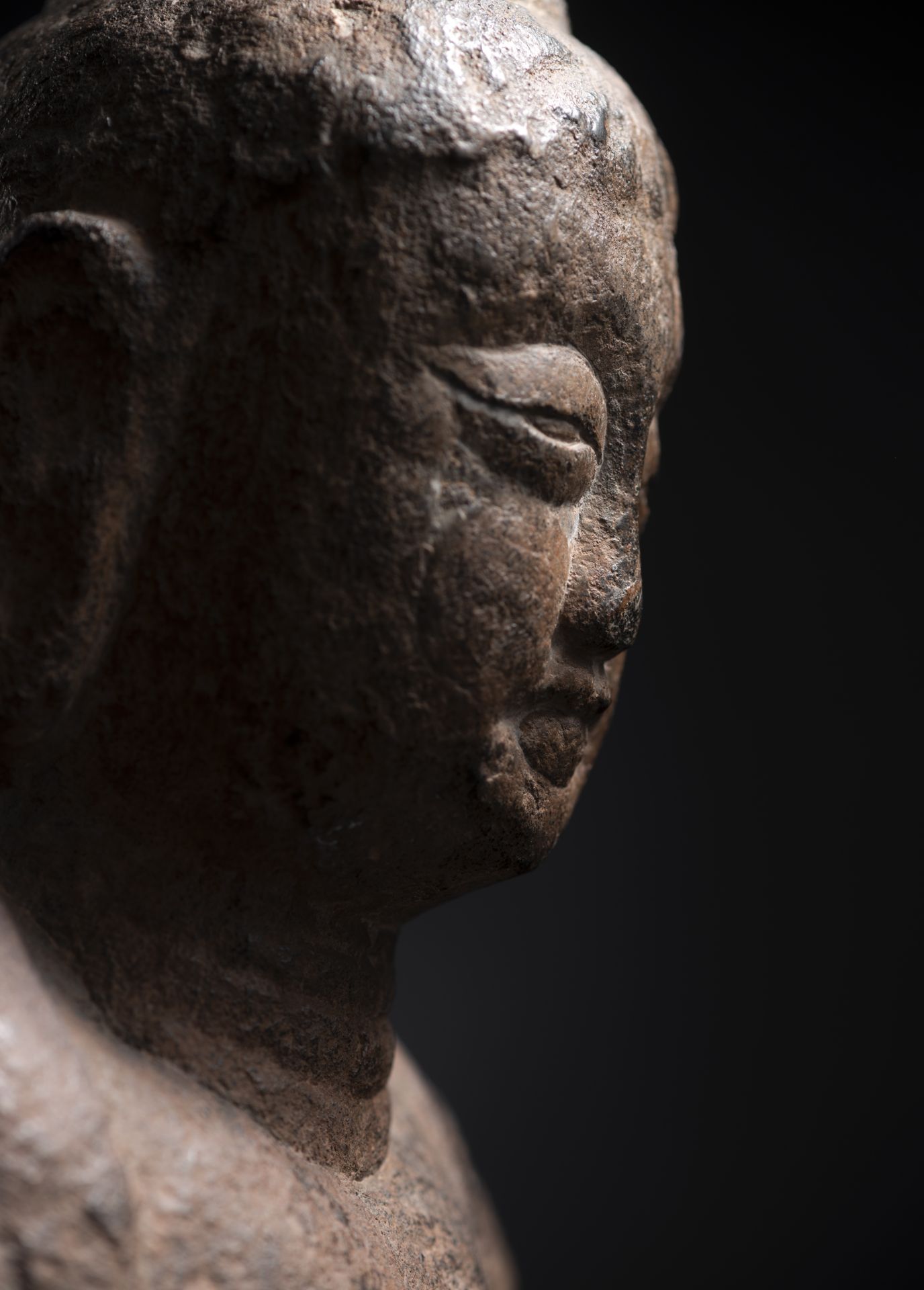 A LIMESTONE BUST OF BUDDHA SHAKYAMUNI - Image 4 of 5