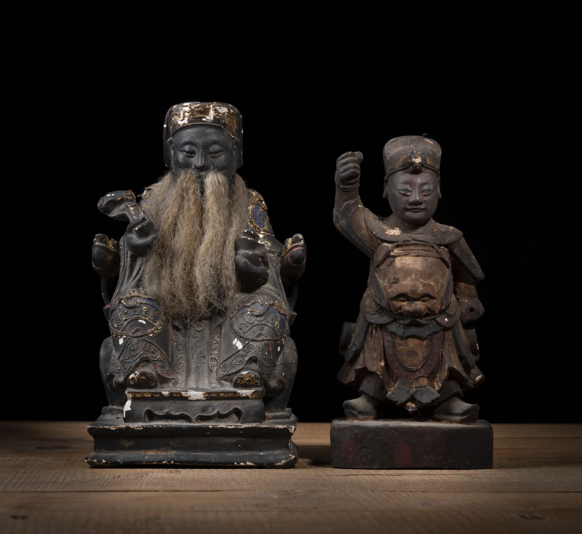 Zwei Holzfiguren des 'Lu' und eines Wächters