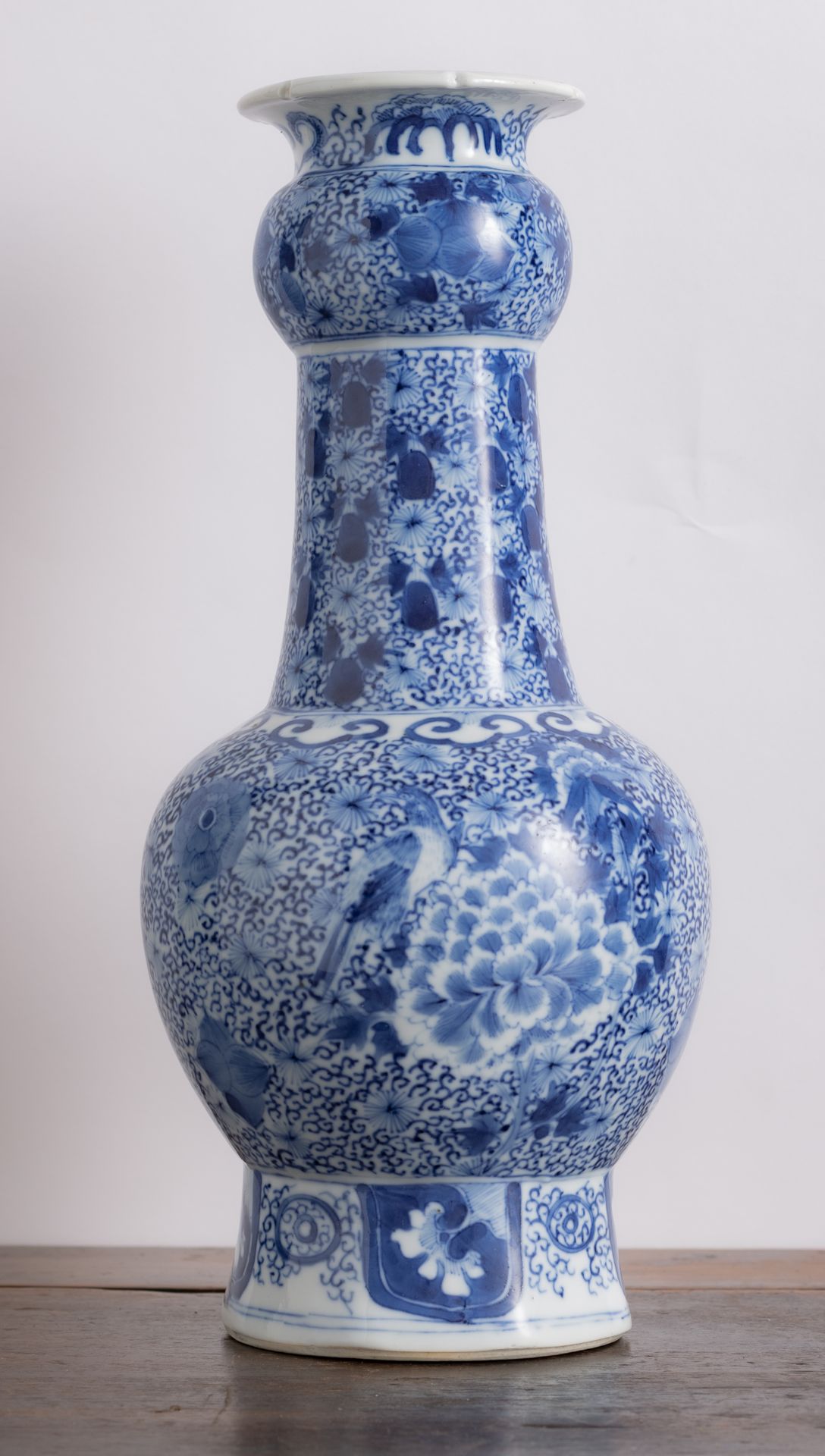 A BLUE AND WHITE FLORAL PORCELAIN VASE - Image 3 of 6