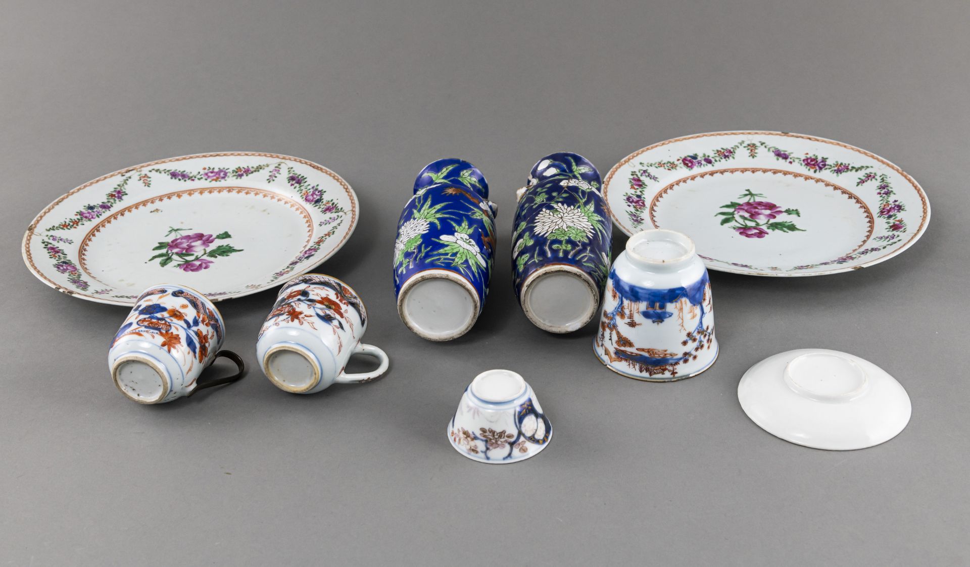 GROUP OF NINE PORCELAIN PIECES: A PAIR OF 'FAMILLE ROSE' PLATES, A PAIR OF VASES, THREE IMARI CUPS, - Image 3 of 3