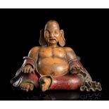 Budai aus Keramik und Holz, farbig gefasst mit beweglichen Händen und Kopf, wobei die Zunge sich be