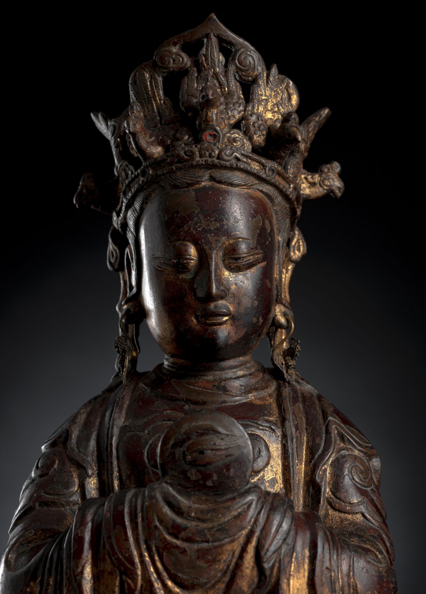 A GILT-LACQUERED BRONZE FIGURE OF THE DAOIST GODDESS OF EYESIGHT, YANGUANG NIANGNIANG - Image 6 of 8