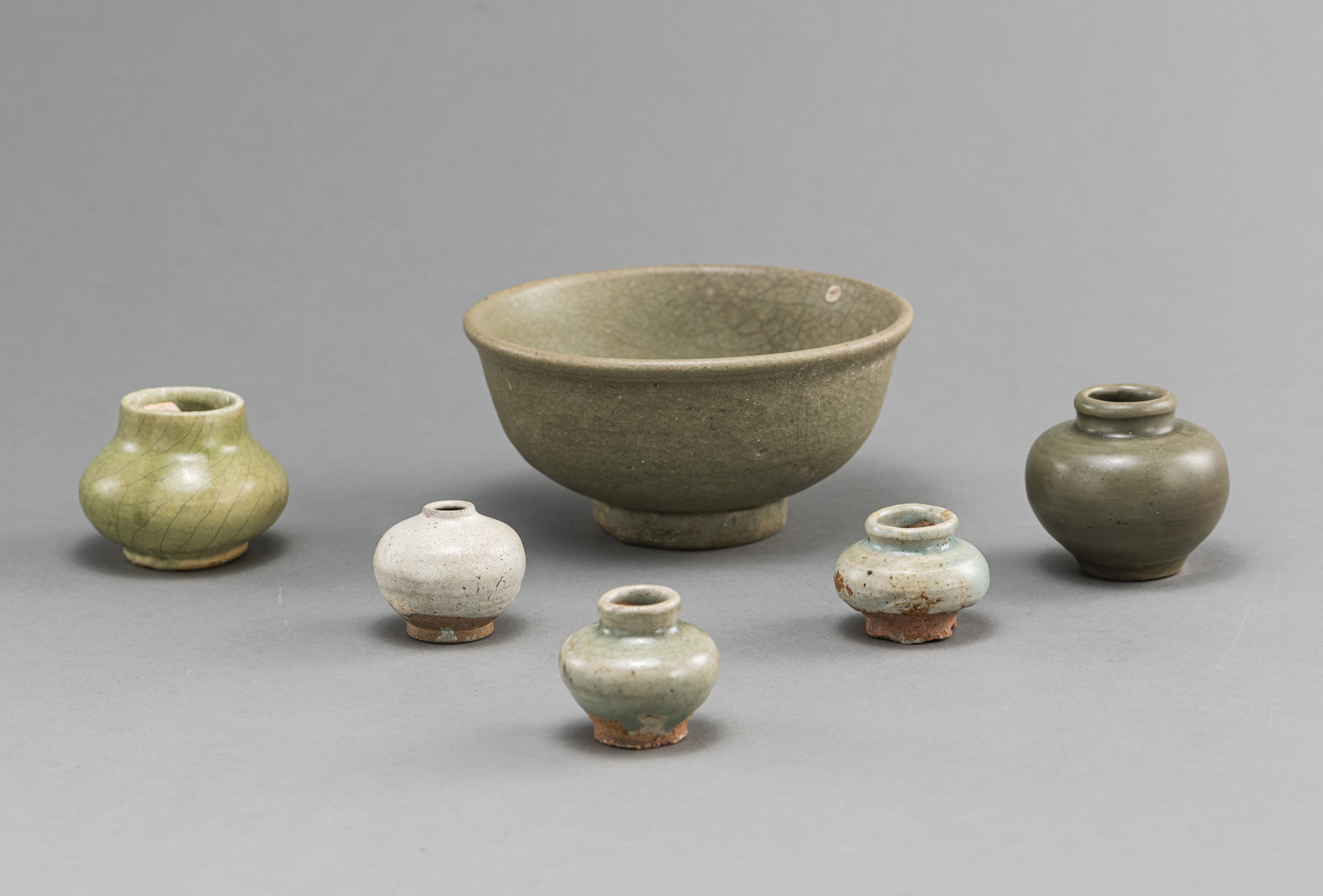 A GROUP OF CELADON GLAZED CERAMICS WITH JARS AND BOWL - Image 2 of 4