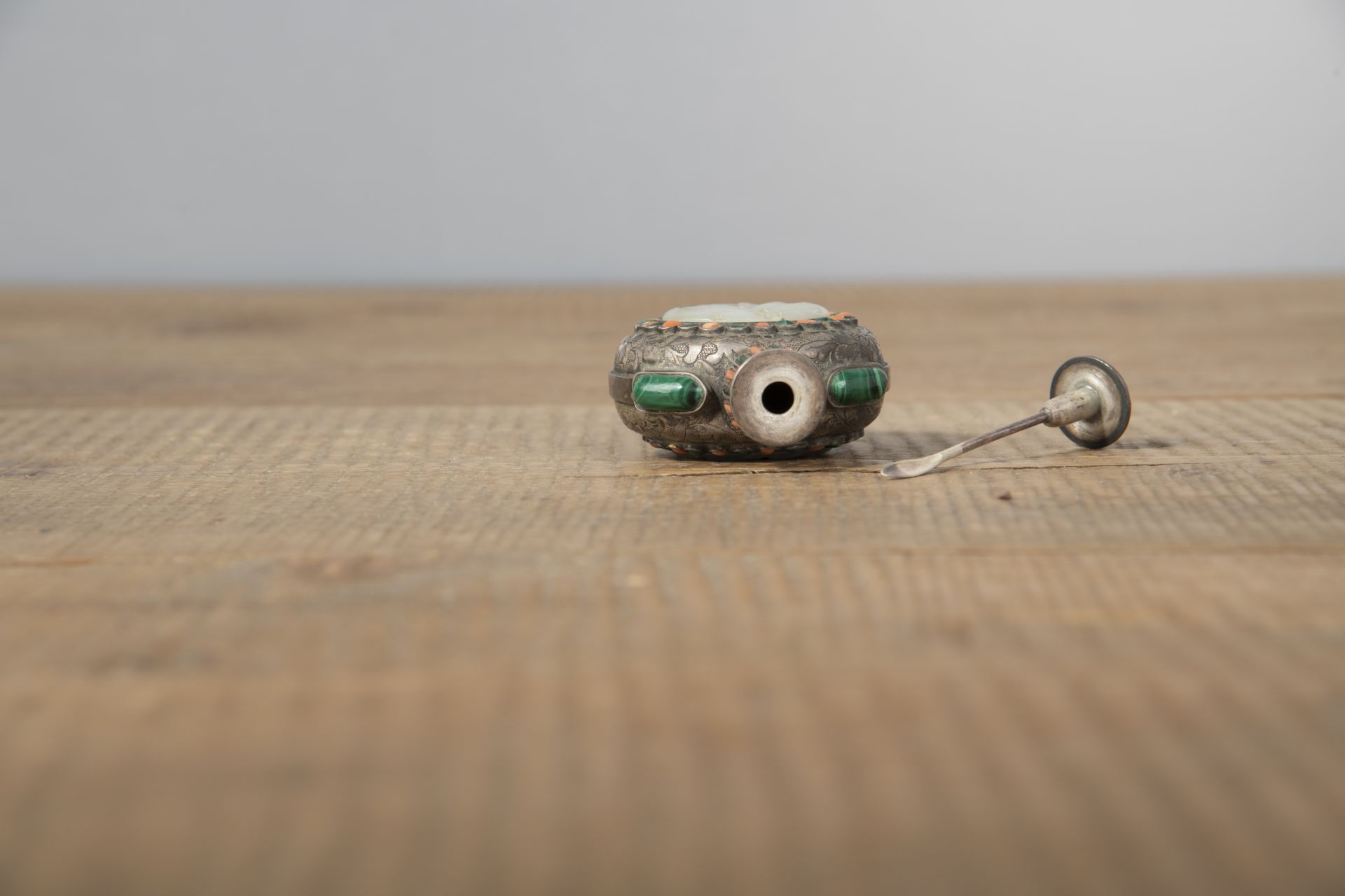 A SILVER SNUFF BOTTLE INLAID WITH JADE, MALACHITE AND STONES - Image 3 of 4