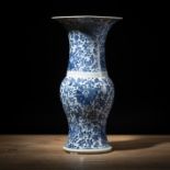 'Gu'-förmige Vase aus Porzellan mit unterglasurblauem Lotosdekor