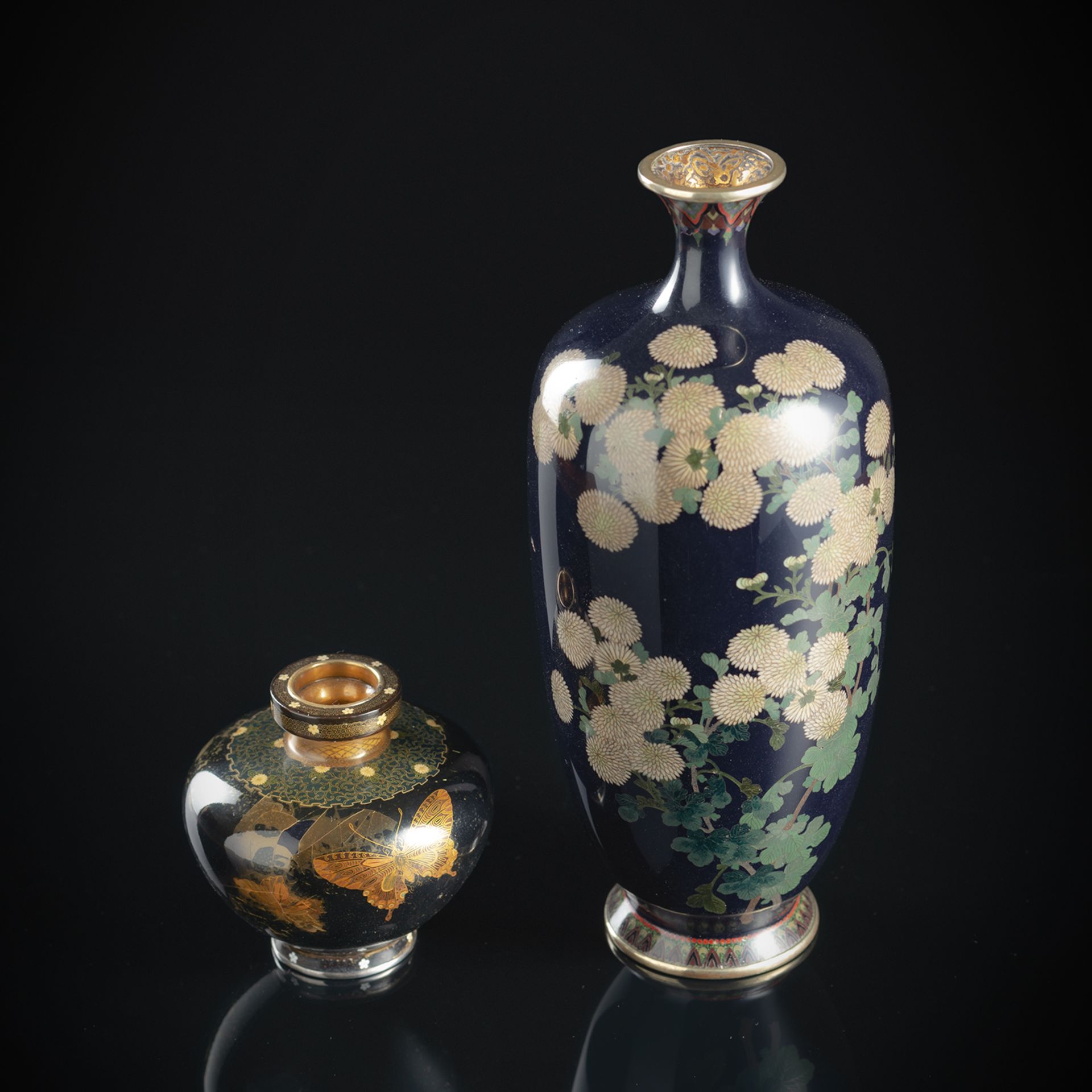 Cloisonné-Vase mit Schmetterlingen auf schwarzem Fond und Vase mit Chrysanthemen auf nachtblauem Fo