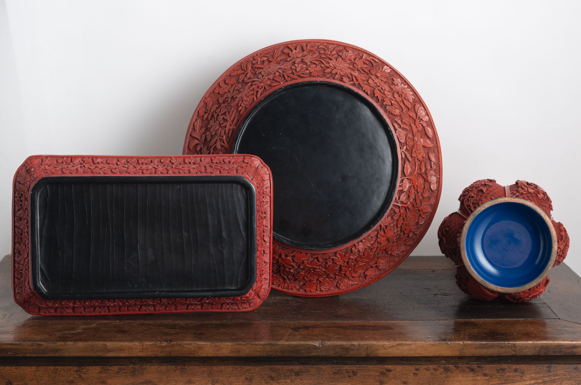 A SIX-LOBED VASE, A RECTANGULAR TRAY, AND A DISH WITH RED-LACQUER DECORATION - Image 2 of 3