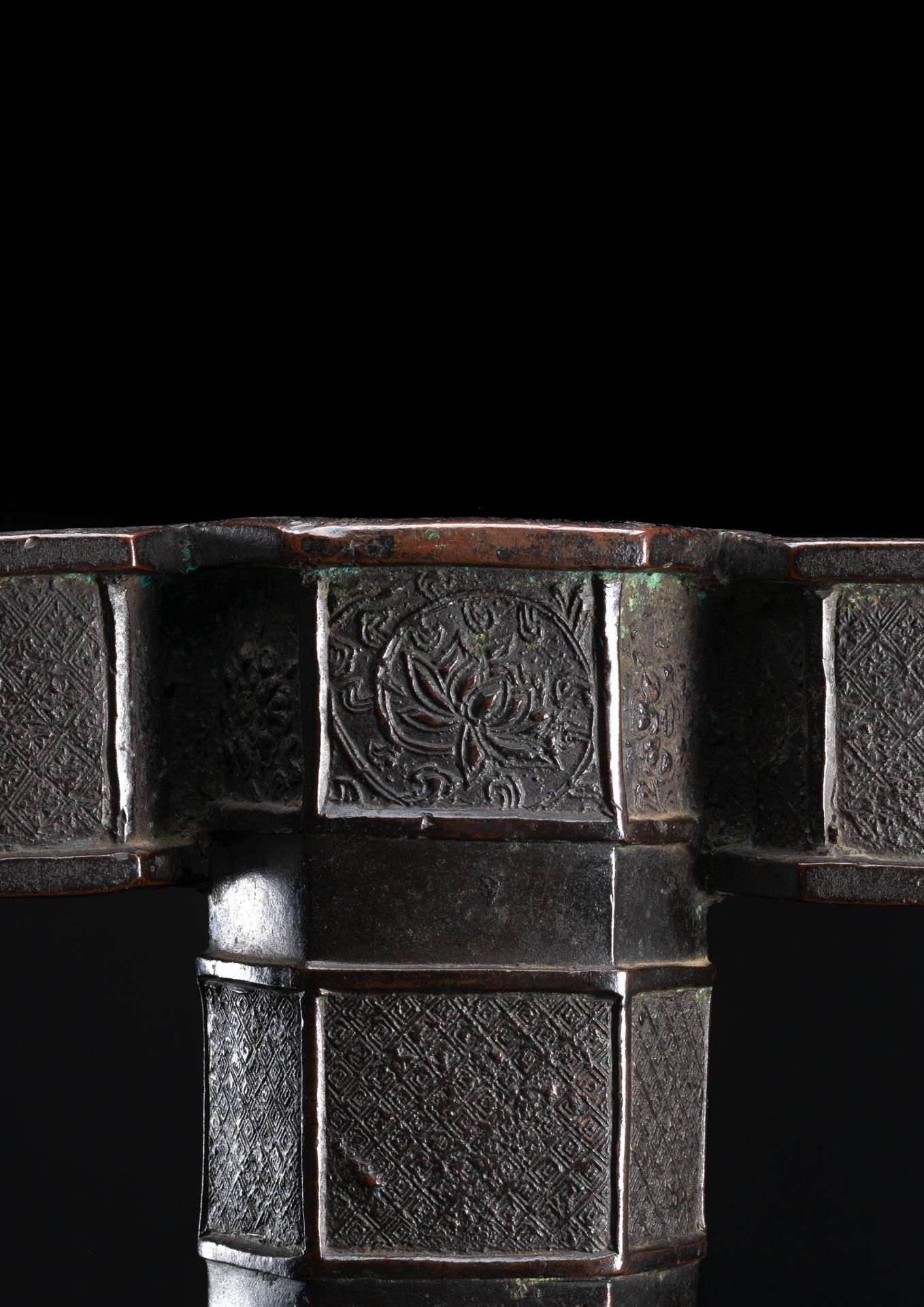A FINE CAST BRONZE ARROW VASE 'TOUHU' - Image 3 of 3