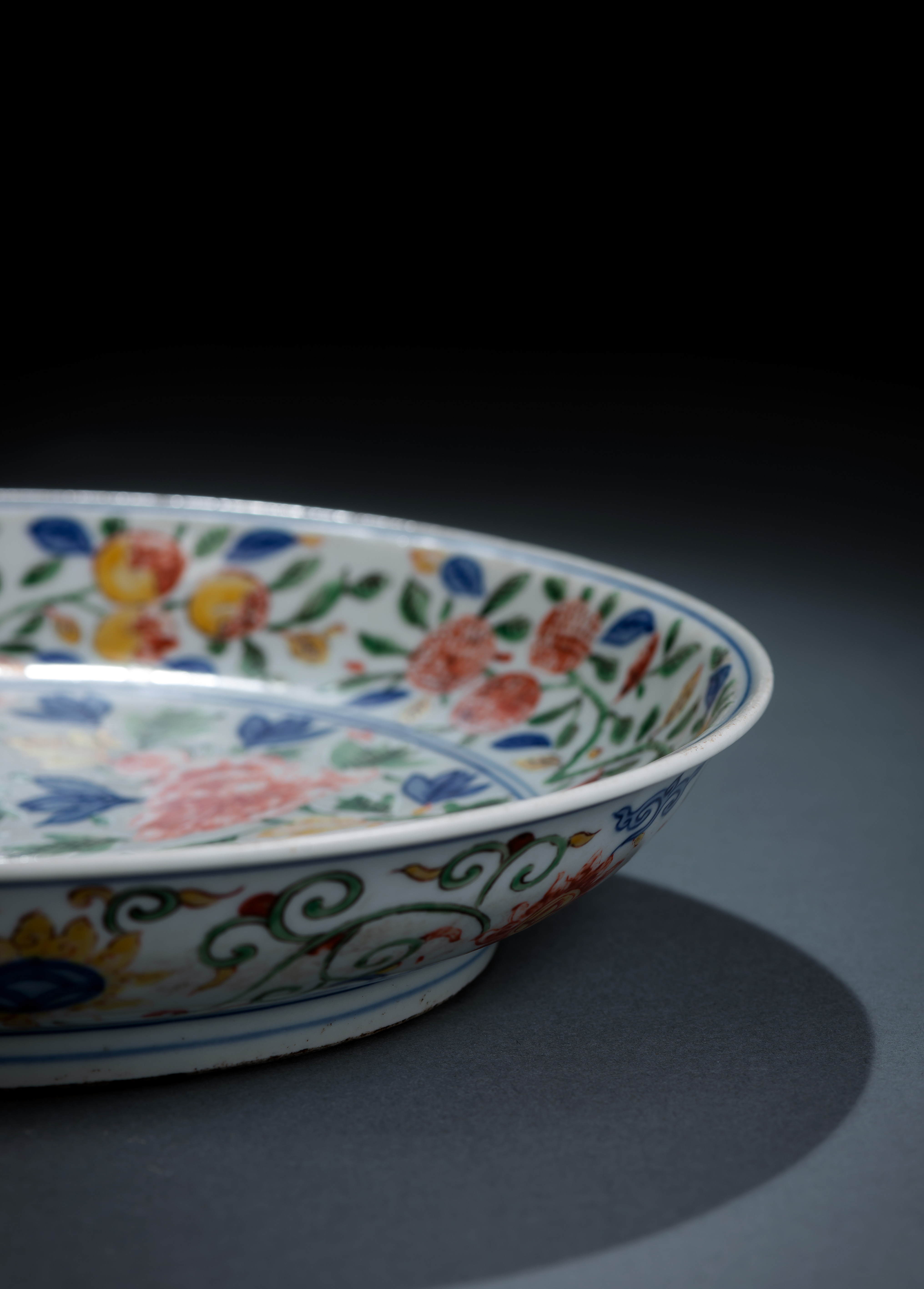 AN IMPERIAL WUCAI FLOWER PORCELAIN PLATE - Image 5 of 5