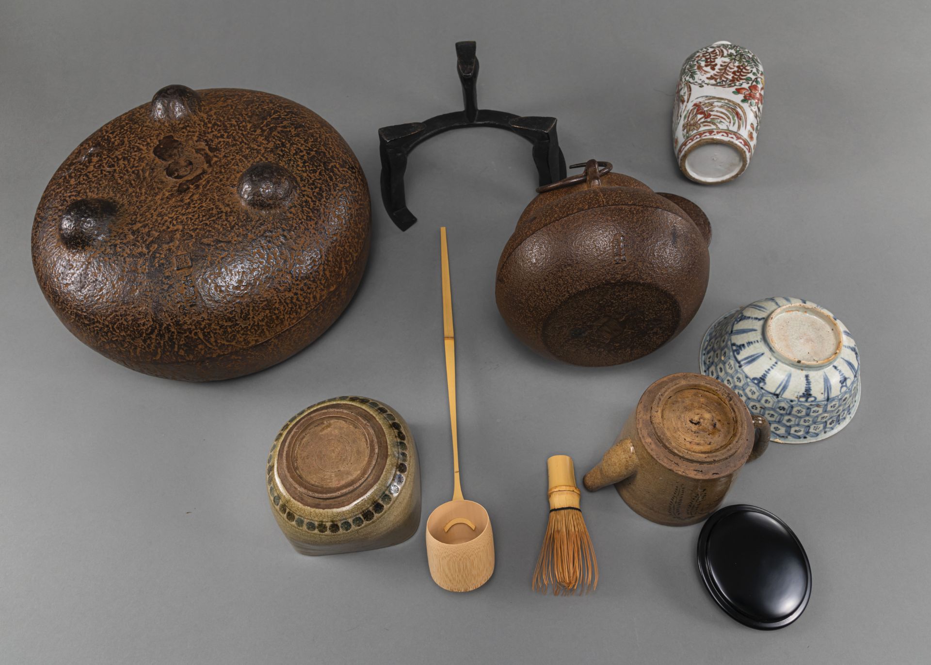 A GROUP OF TEA CEREMONY UTENESILS WITH IRON HIBACHI AND CHAGAMA, CHAWAN AND BOWL, BAMBOO SPOON AND  - Image 4 of 4