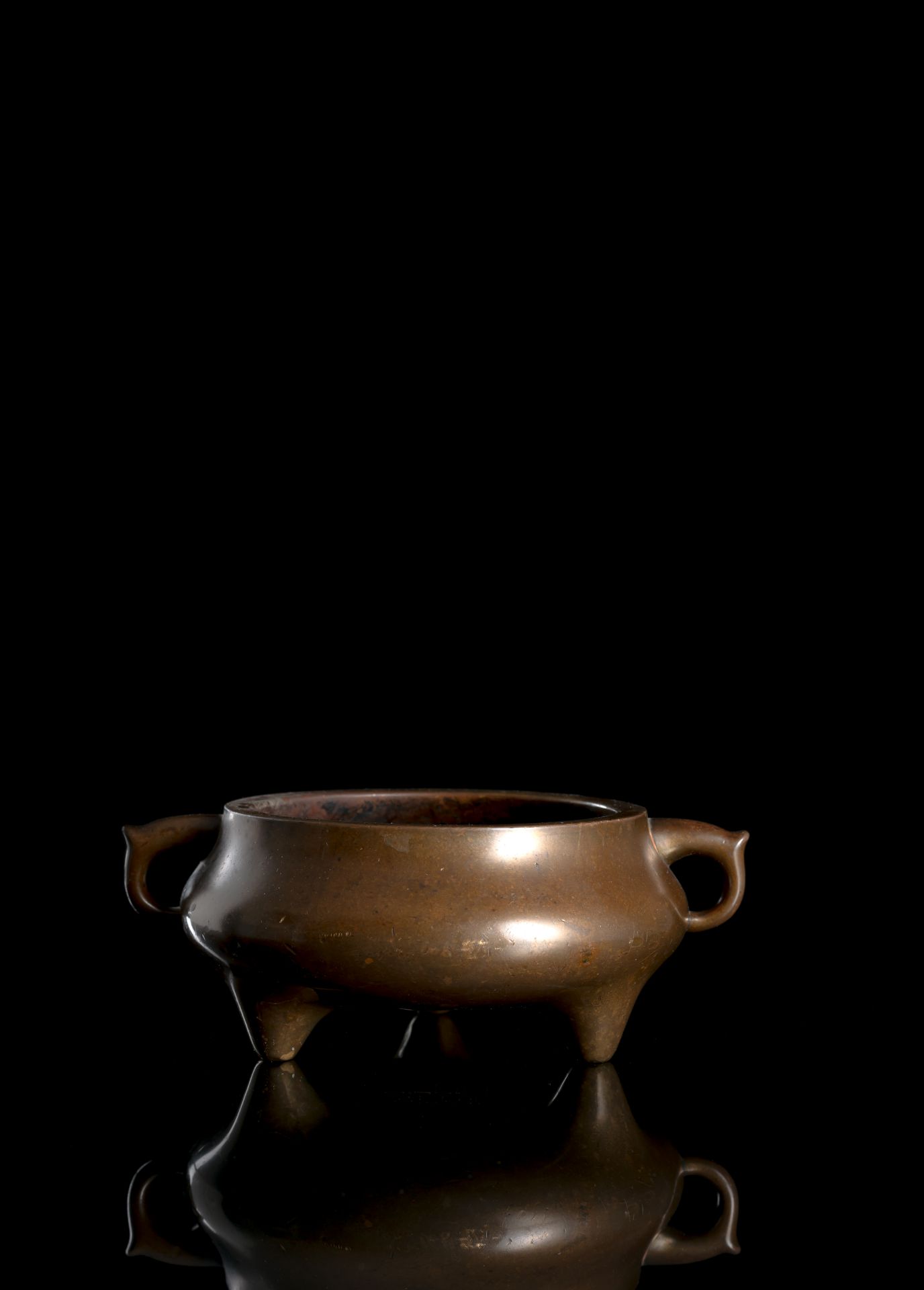 A FINE 'SCROLL WEIGHT' TRIPOD BRONZE CENSER (YAJINGLU) WITH TWO HANDLES AND 'ZHEN SHE YONG BAO' MAR - Image 2 of 3