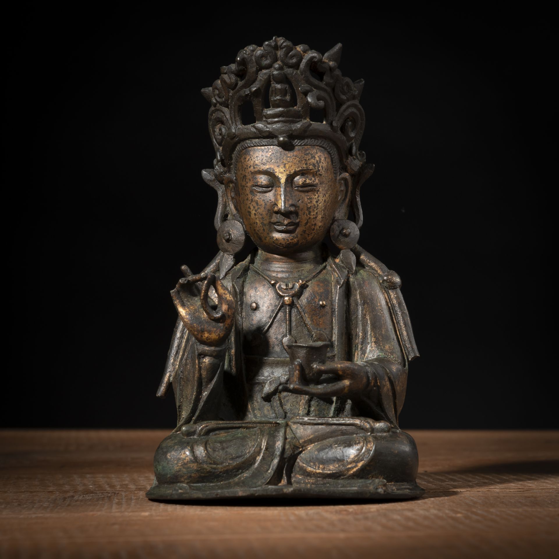 Bronzefigur eines sitzenden gekrönten Guanyin