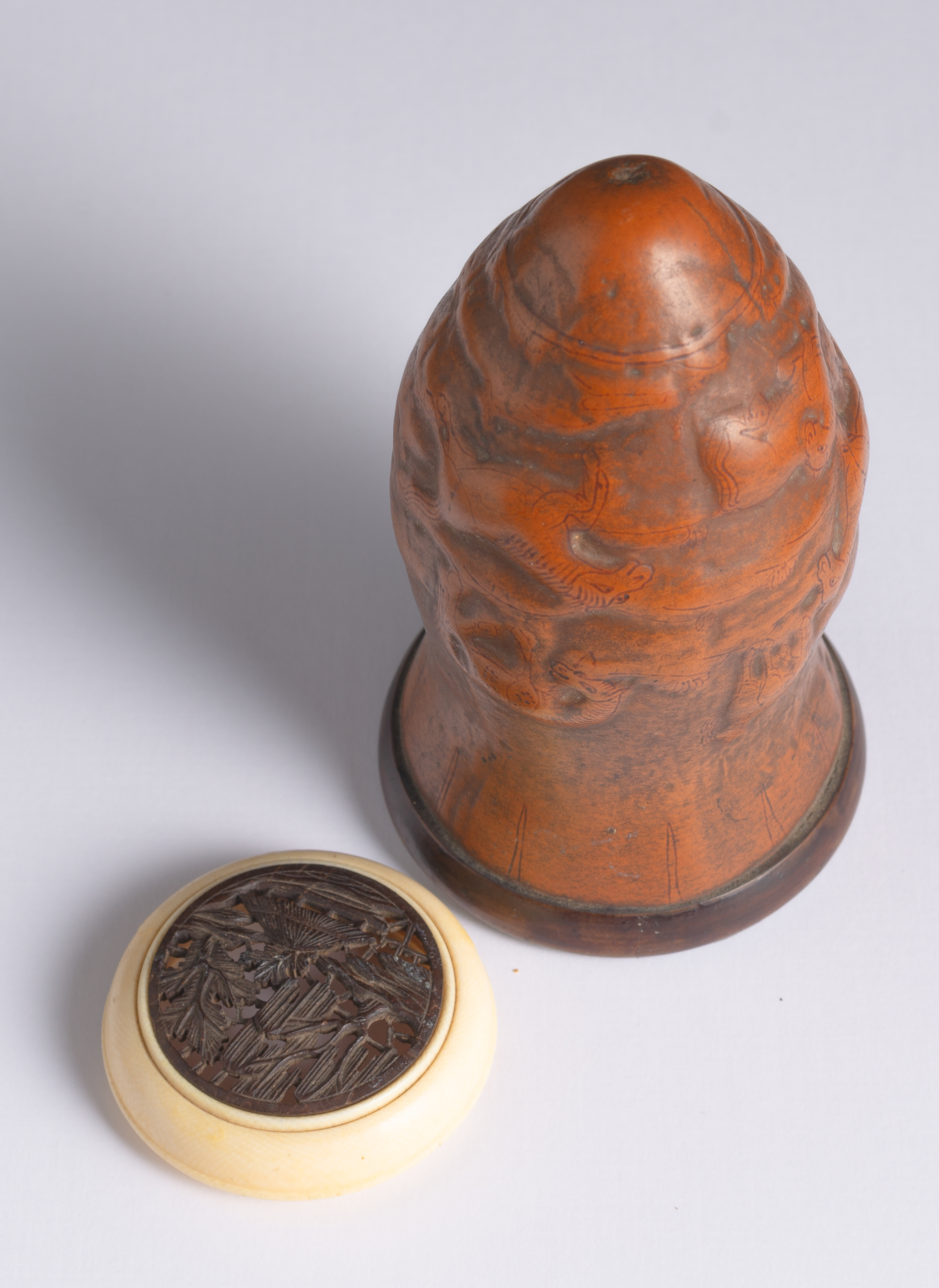 A MOULDED GOURD CRICKET CAGE WITH HORSES, THE COVER WITH TORTOISESHELL PIERCED PANEL - Image 5 of 5