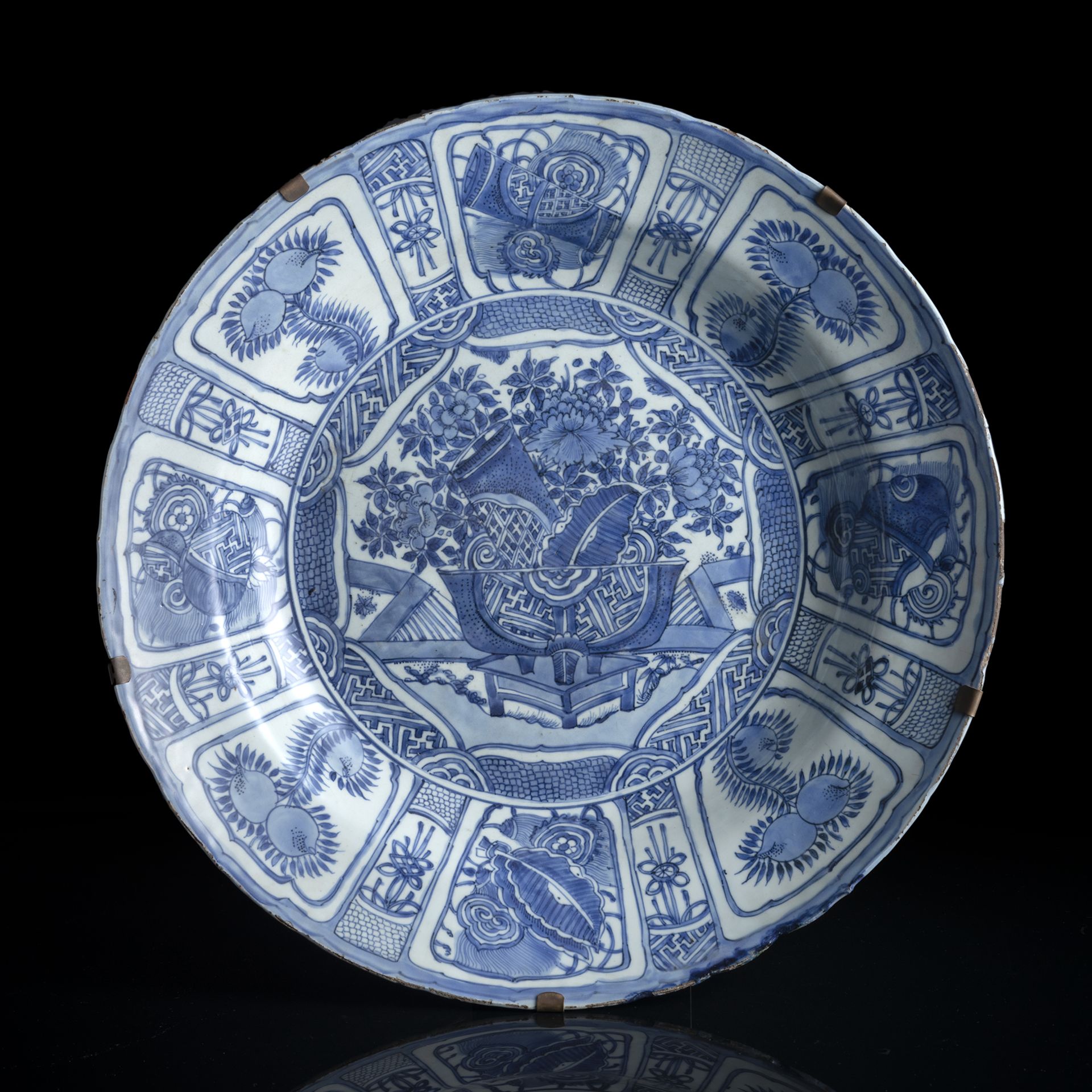 A LARGE DEEP BLUE AND WHITE KRAAK PORCELAIN CHARGER