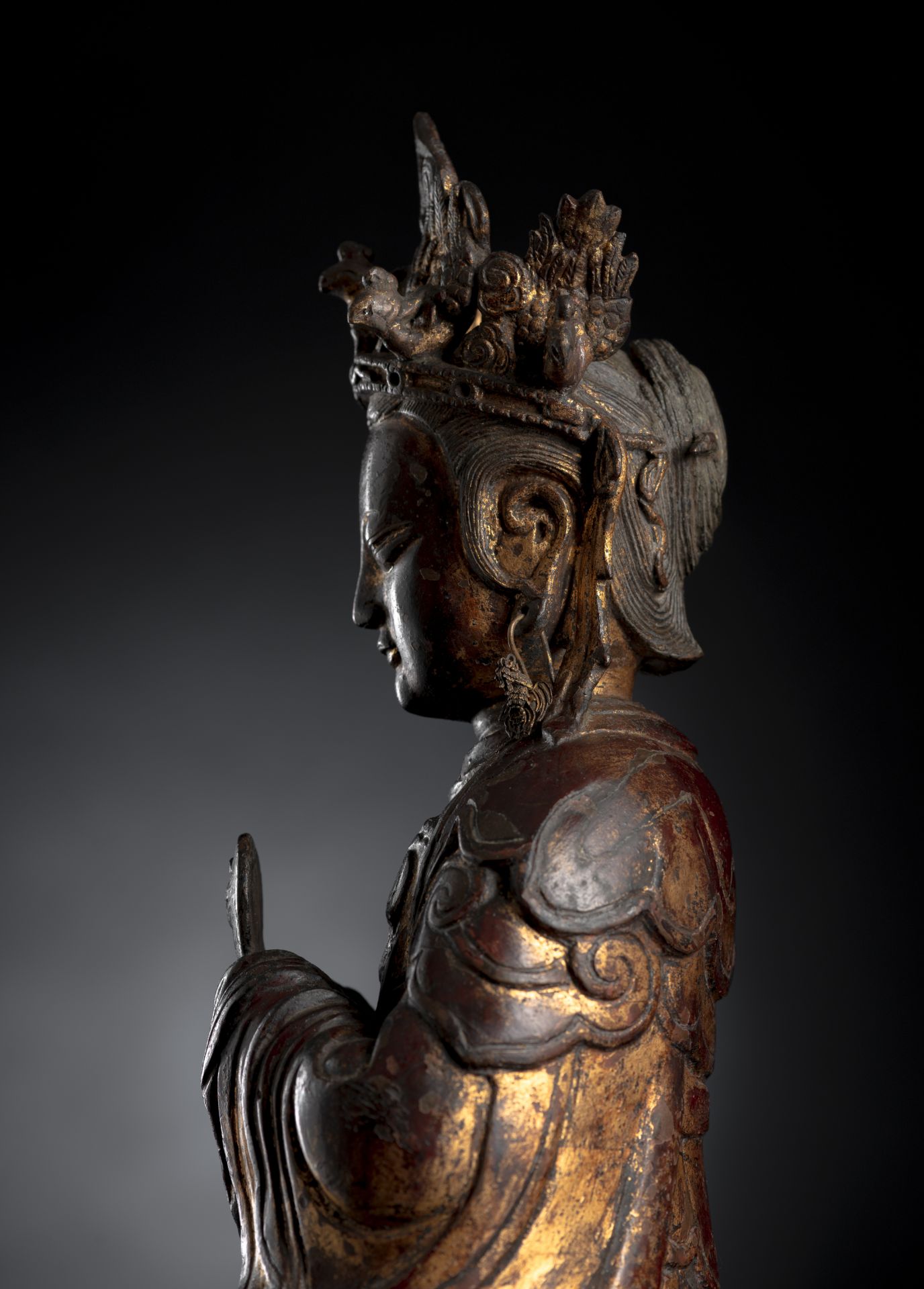 A GILT-LACQUERED BRONZE FIGURE OF THE DAOIST GODDESS OF EYESIGHT, YANGUANG NIANGNIANG - Image 7 of 8