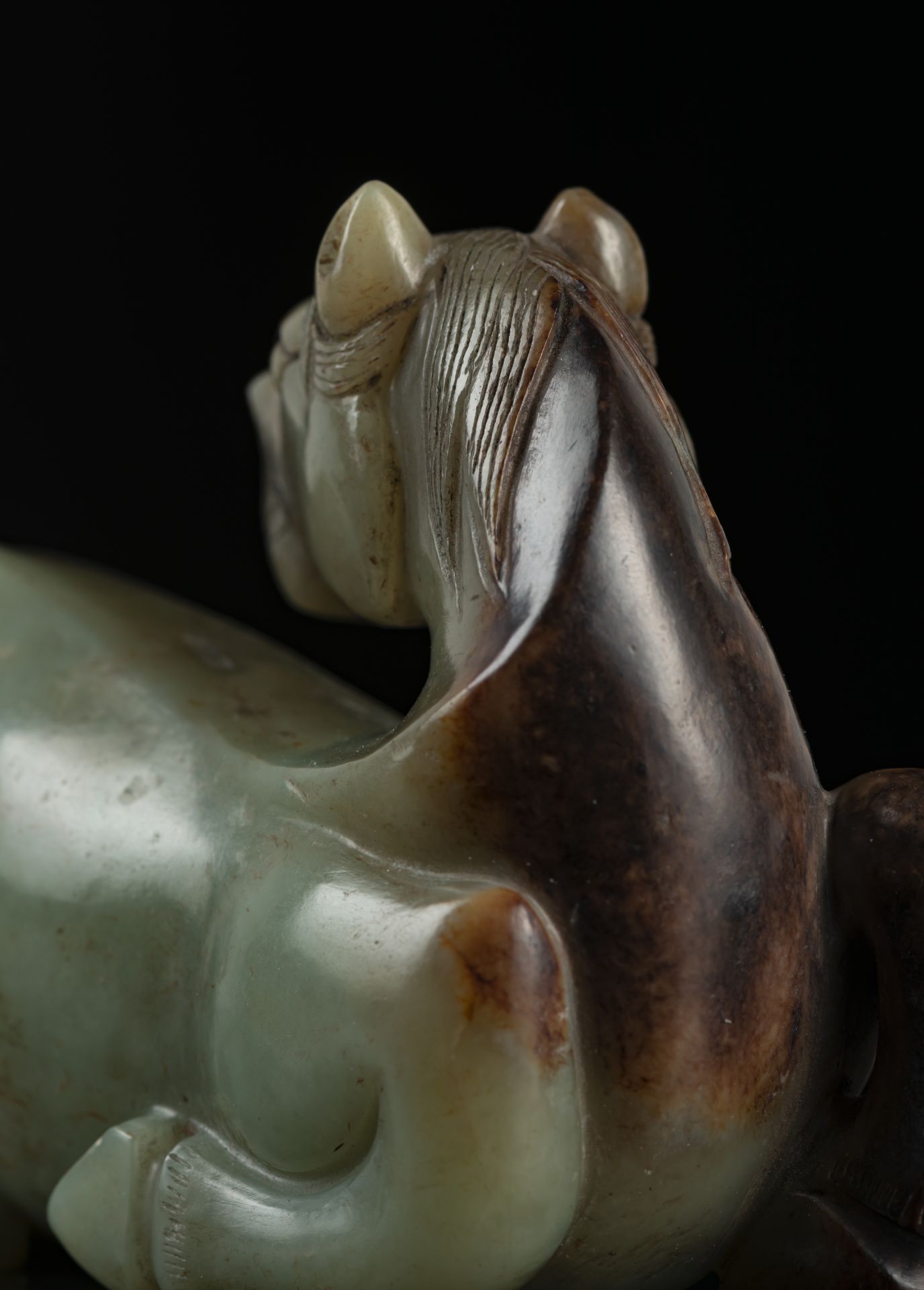 A FINE AND RARE LARGE CELADON JADE RECUMBENT HORSE - Image 9 of 9