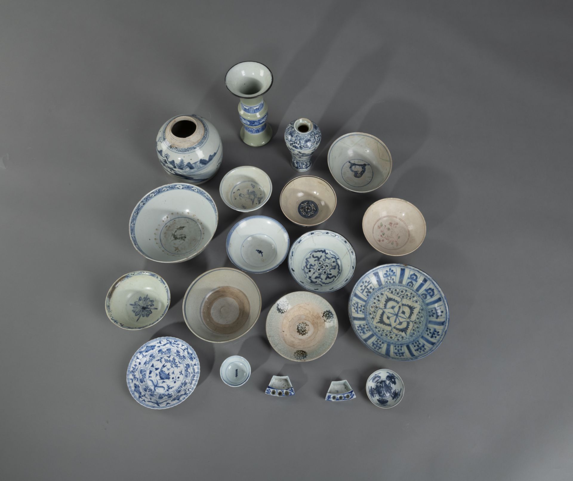 Konvolut Blau-weiß-Porzellan u. a. mit drei Vasen, einem kleinen Teller mit Fischdekor und div. Sch - Bild 3 aus 4