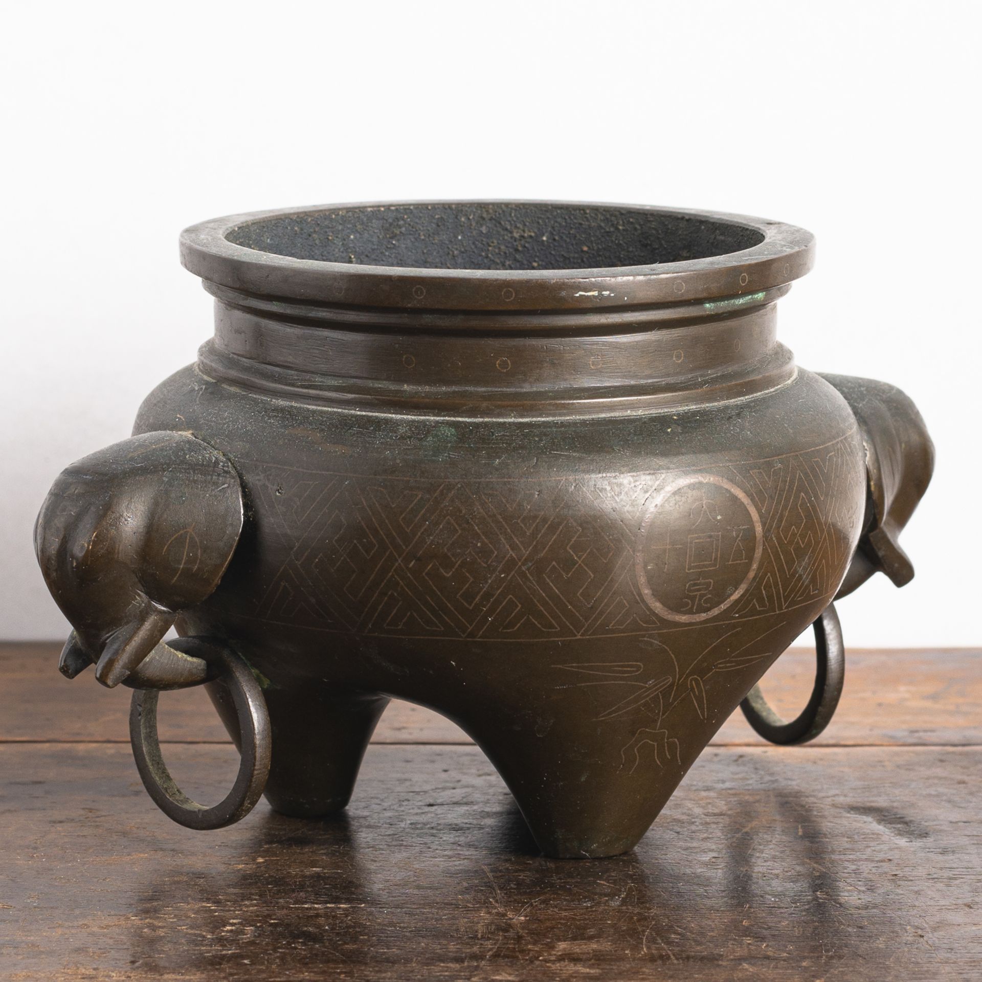 A TRIPOD BRONZE CENSER WITH SILVER WIRE INLAYS AND TWO ELEPHANT HEAD RING HANDLES - Image 4 of 6