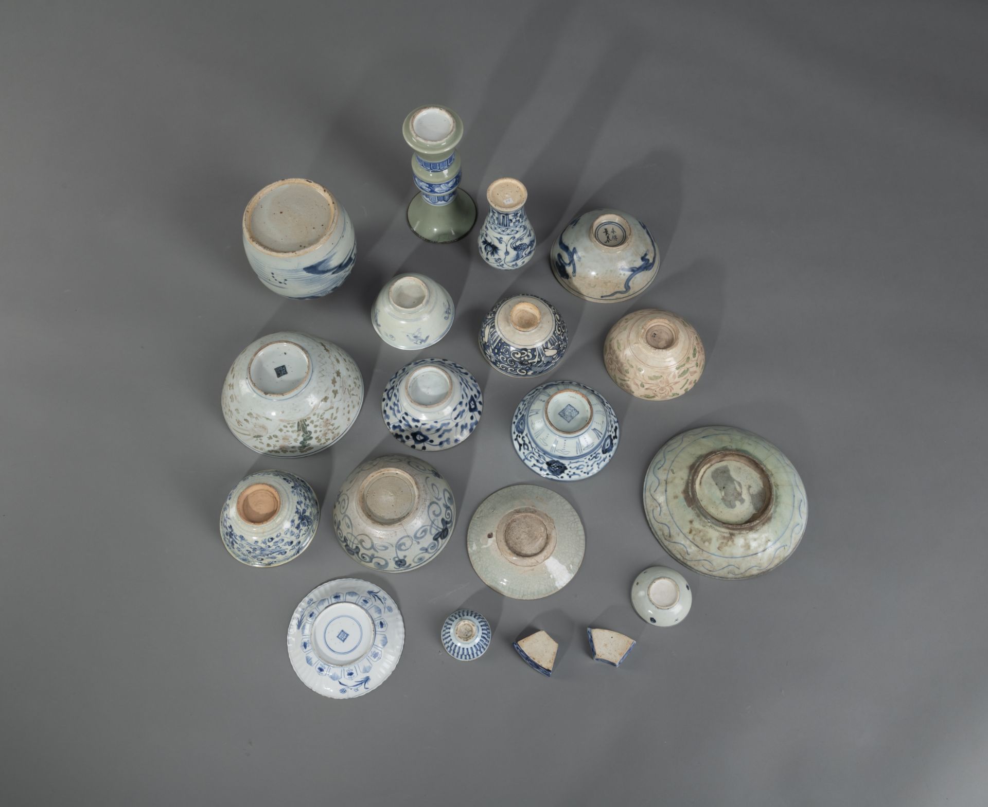 Konvolut Blau-weiß-Porzellan u. a. mit drei Vasen, einem kleinen Teller mit Fischdekor und div. Sch - Bild 4 aus 4