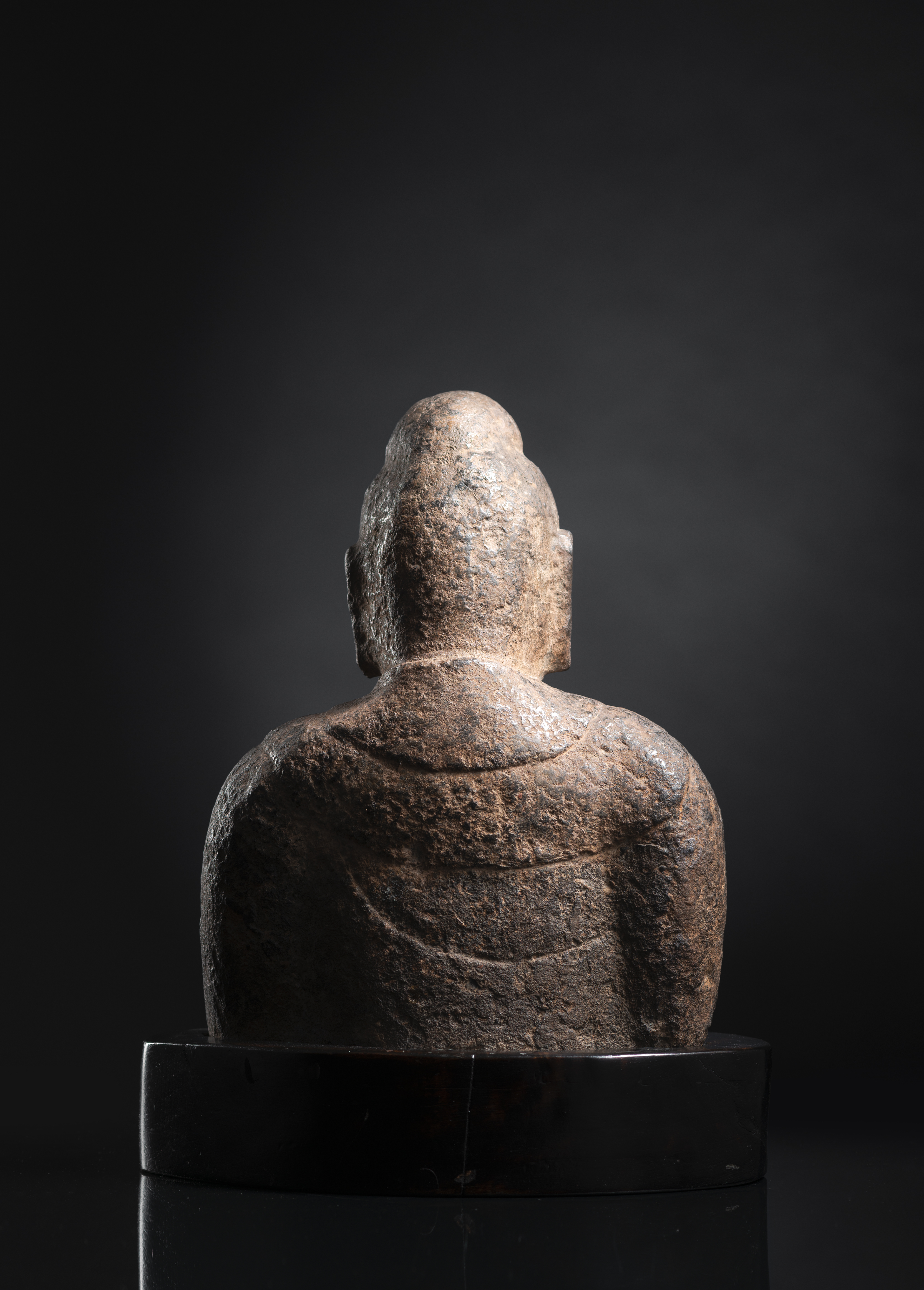 A LIMESTONE BUST OF BUDDHA SHAKYAMUNI - Image 2 of 5