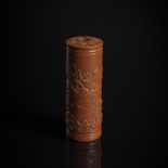 Karamellfarben glasierte und relieffierte zylindrische Vase für Räucherwerk mit umlaufendem Dekor e