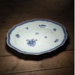 Sechspassige Untersatz-Platte für eine Terrine aus Porzellan mit unterglasurblauem Floraldekor