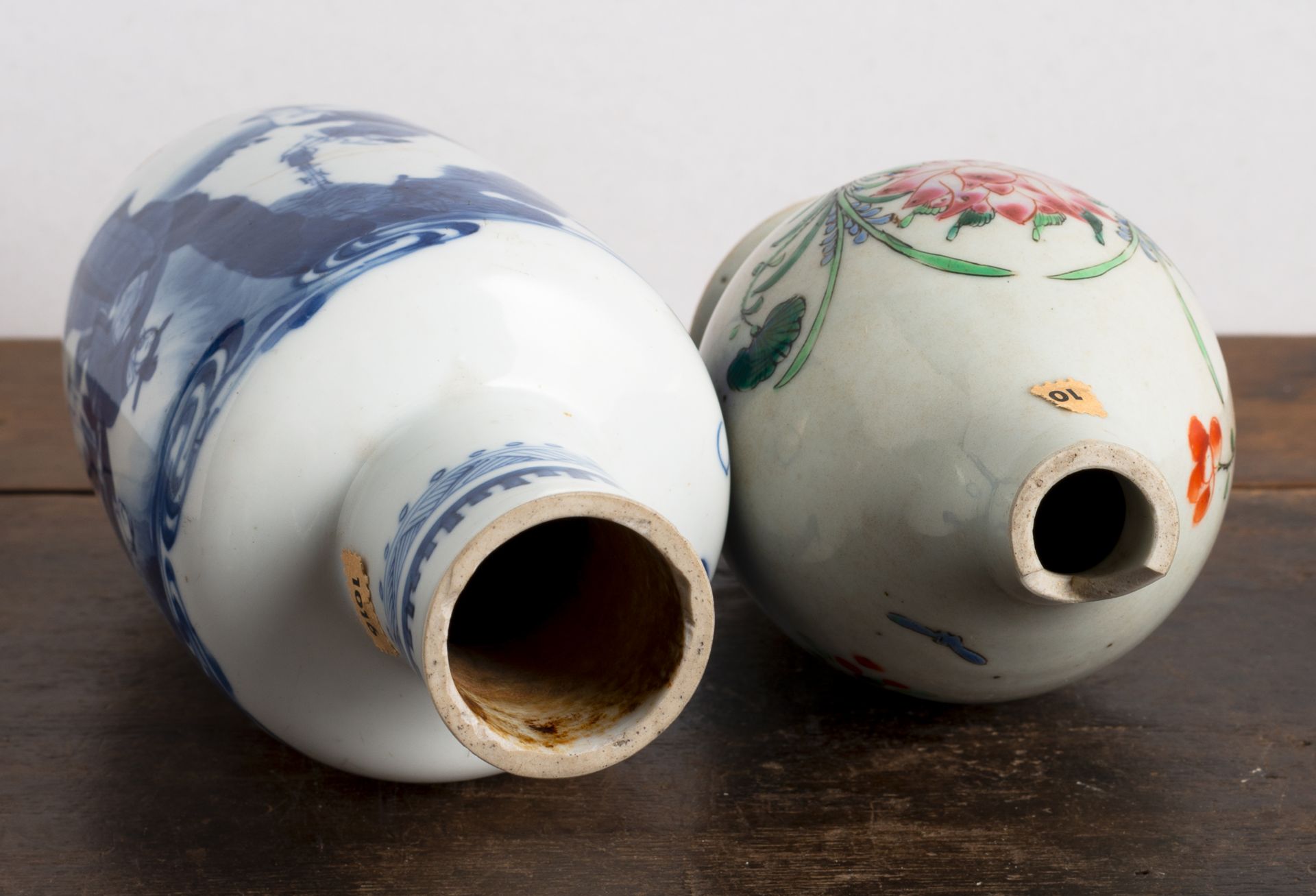 A SMALL BLUE AND WHITE FIGURAL PORCELAIN ROULEAU VASE AND A 'FAMILLE ROSE' BOTTLE VASE - Image 5 of 6