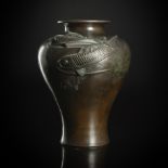 Vase mit reliefiertem Dekor von Koi