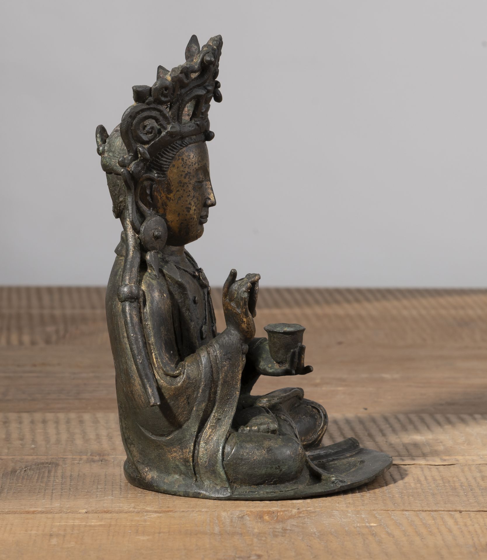 Bronzefigur eines sitzenden gekrönten Guanyin - Bild 2 aus 5