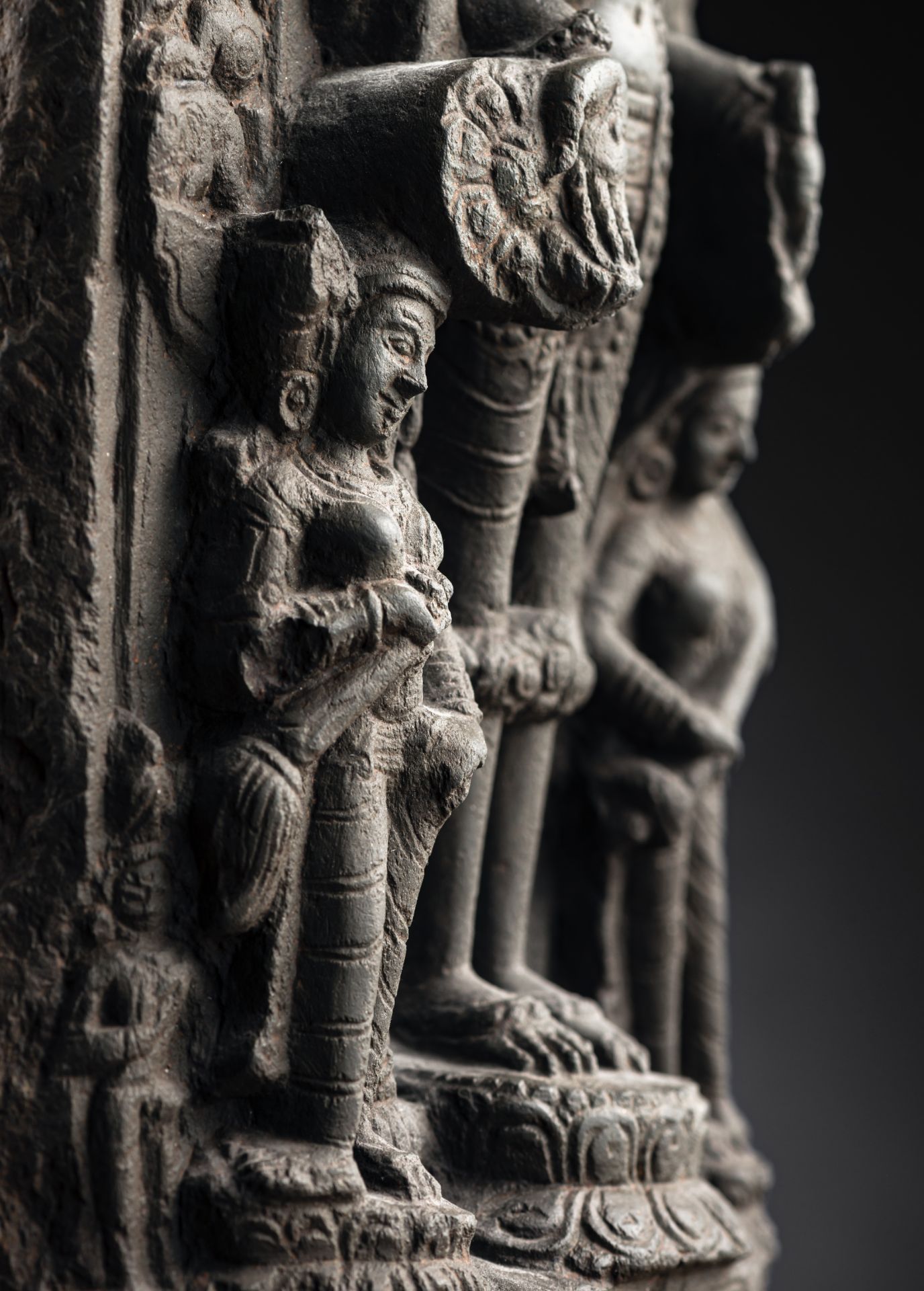 Stele des Vishnu aus dunkelgrauem Phyllit - Bild 3 aus 4