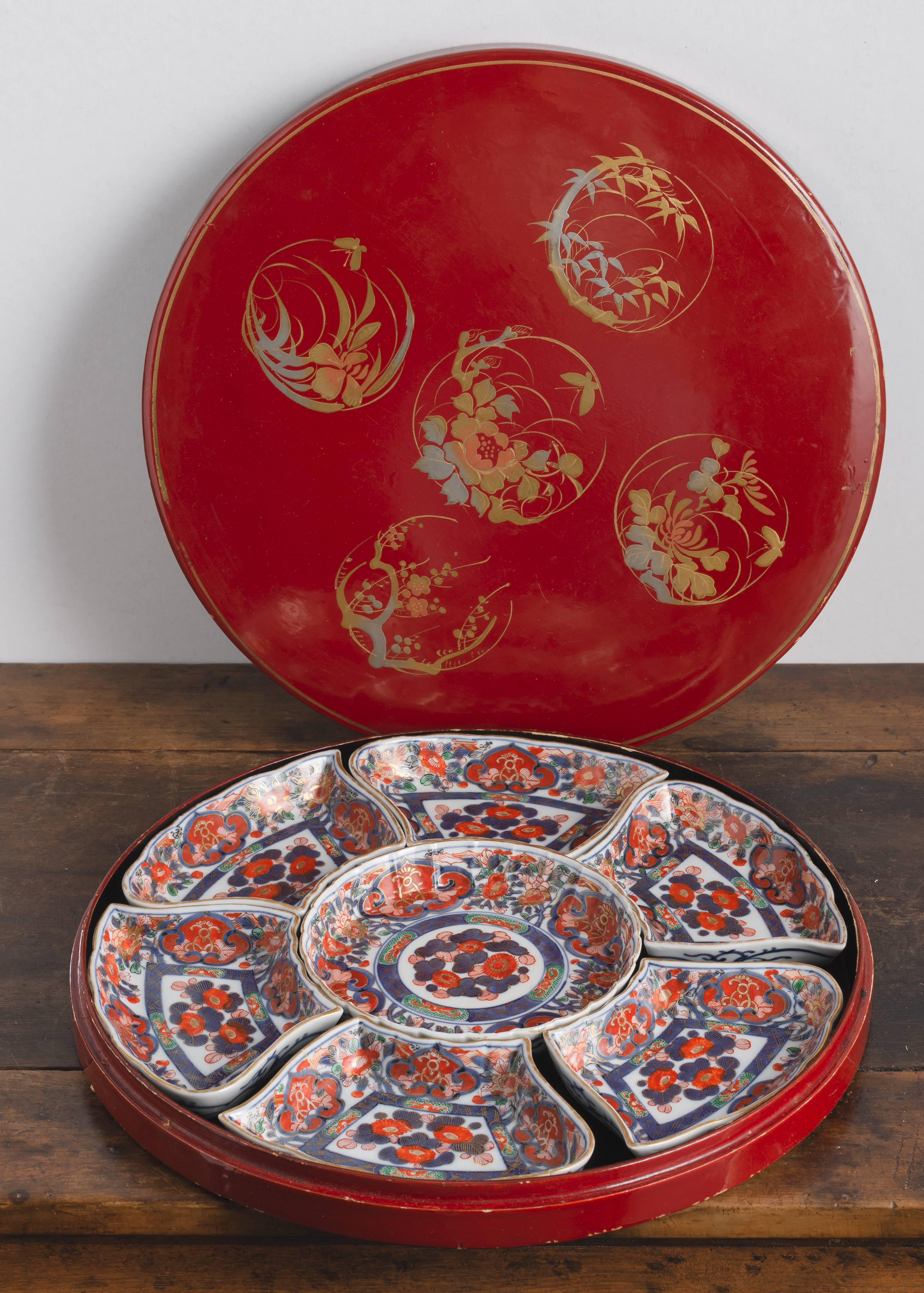 AN 'IMARI' PORCELAIN SWEETMEAT SET IN A LACQUER BOX - Image 2 of 4
