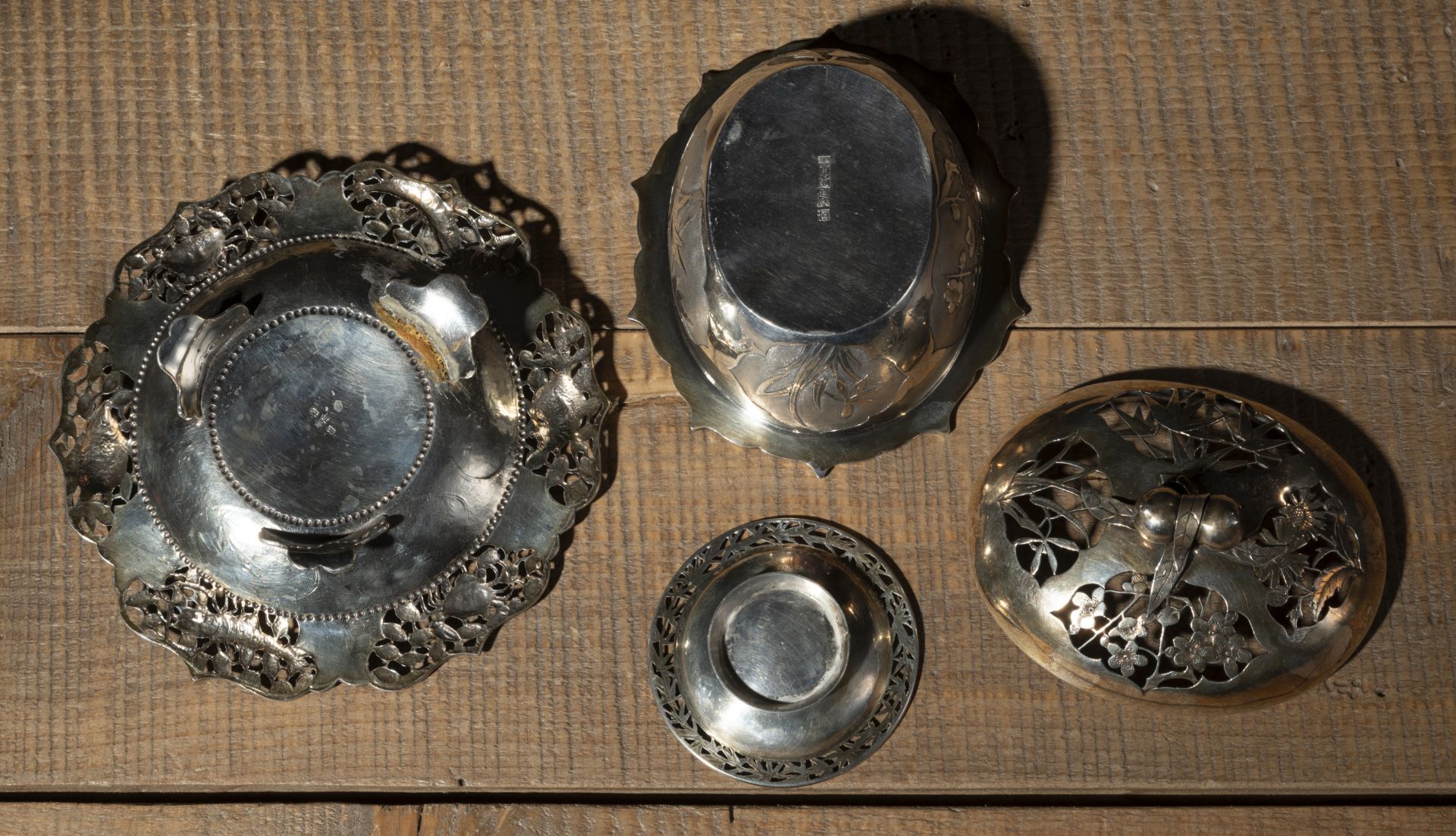 A SILVER COVERED BOWL, A BOWL WITH HANDLE AND A SMALL BOWL WITH FLORAL DECORATION, PARTLY IN OPENWO - Image 4 of 4