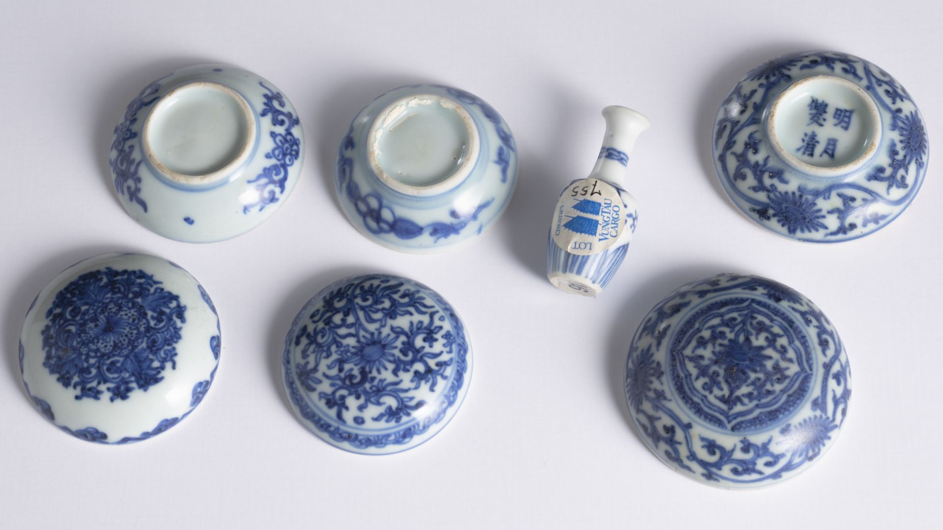 THREE BLUE AND WHITE SEAL PASTE BOXES AND COVERS AND A MINIATURE VASE - Image 3 of 3