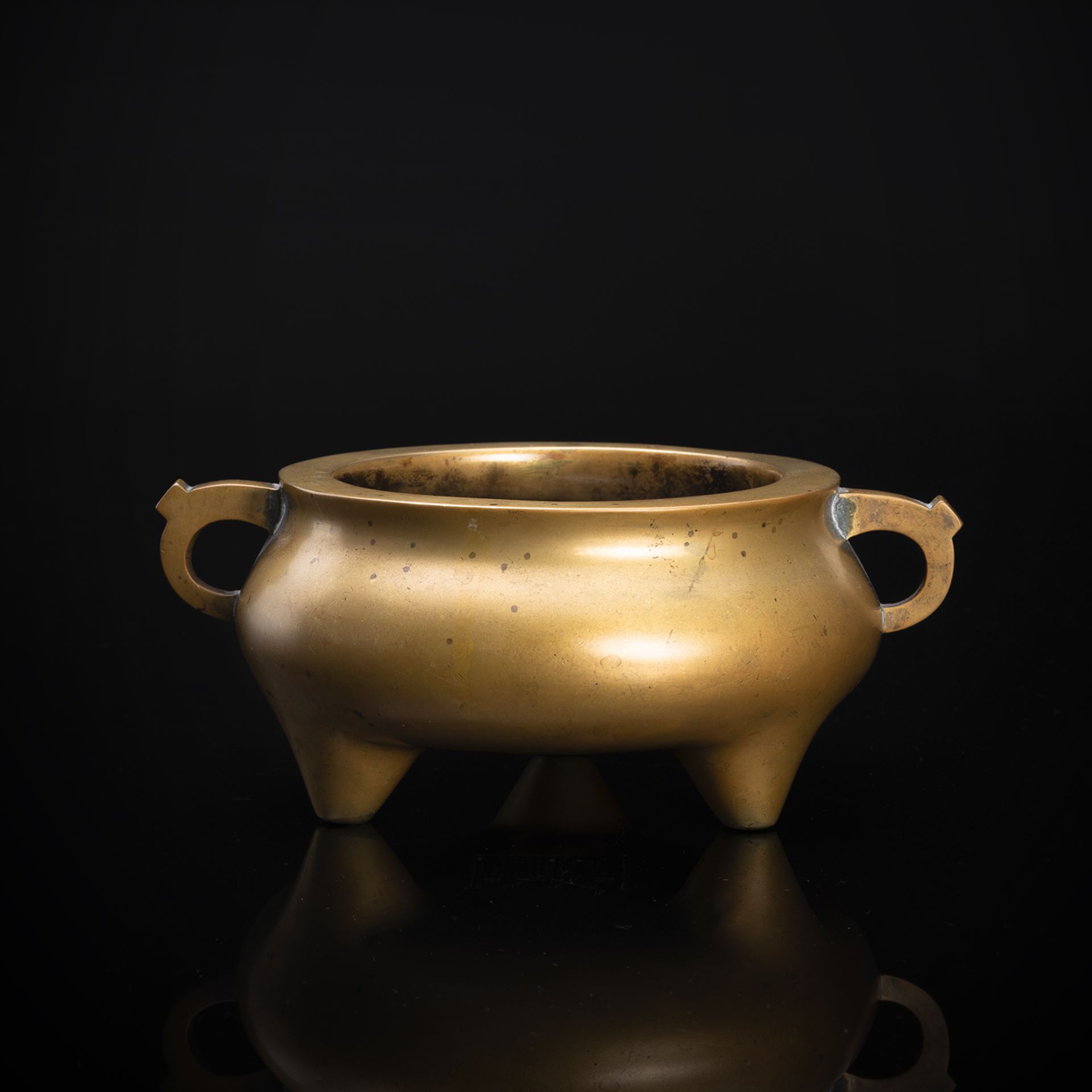 A HEAVY CAST BRONZE TRIPOD CENSER WITH TWO HANDLES