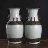 Paar Vasen aus Porzellan mit Reliefdekor