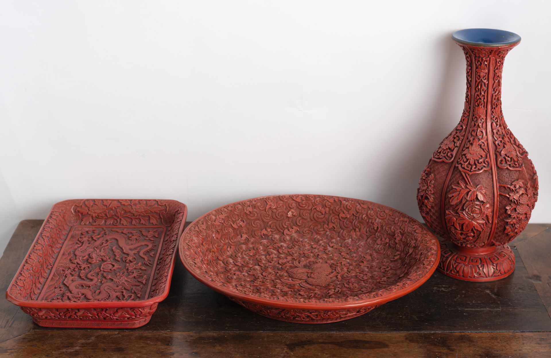 A SIX-LOBED VASE, A RECTANGULAR TRAY, AND A DISH WITH RED-LACQUER DECORATION - Image 3 of 3