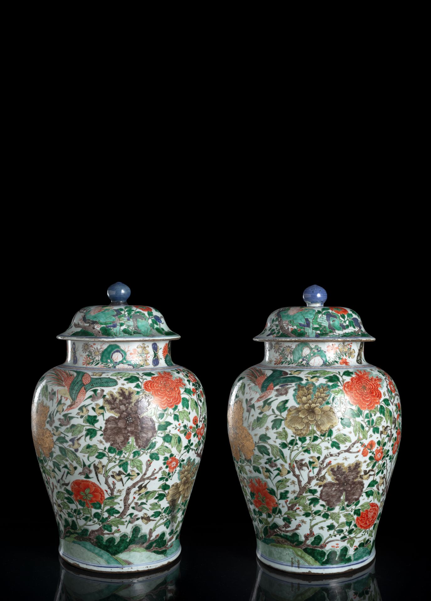 A VERY RARE AND LARGE PAIR OF FAMILLE VERTE PHOENIX AND BIRDS JARS AND COVERS WITH GOLD - Image 9 of 10