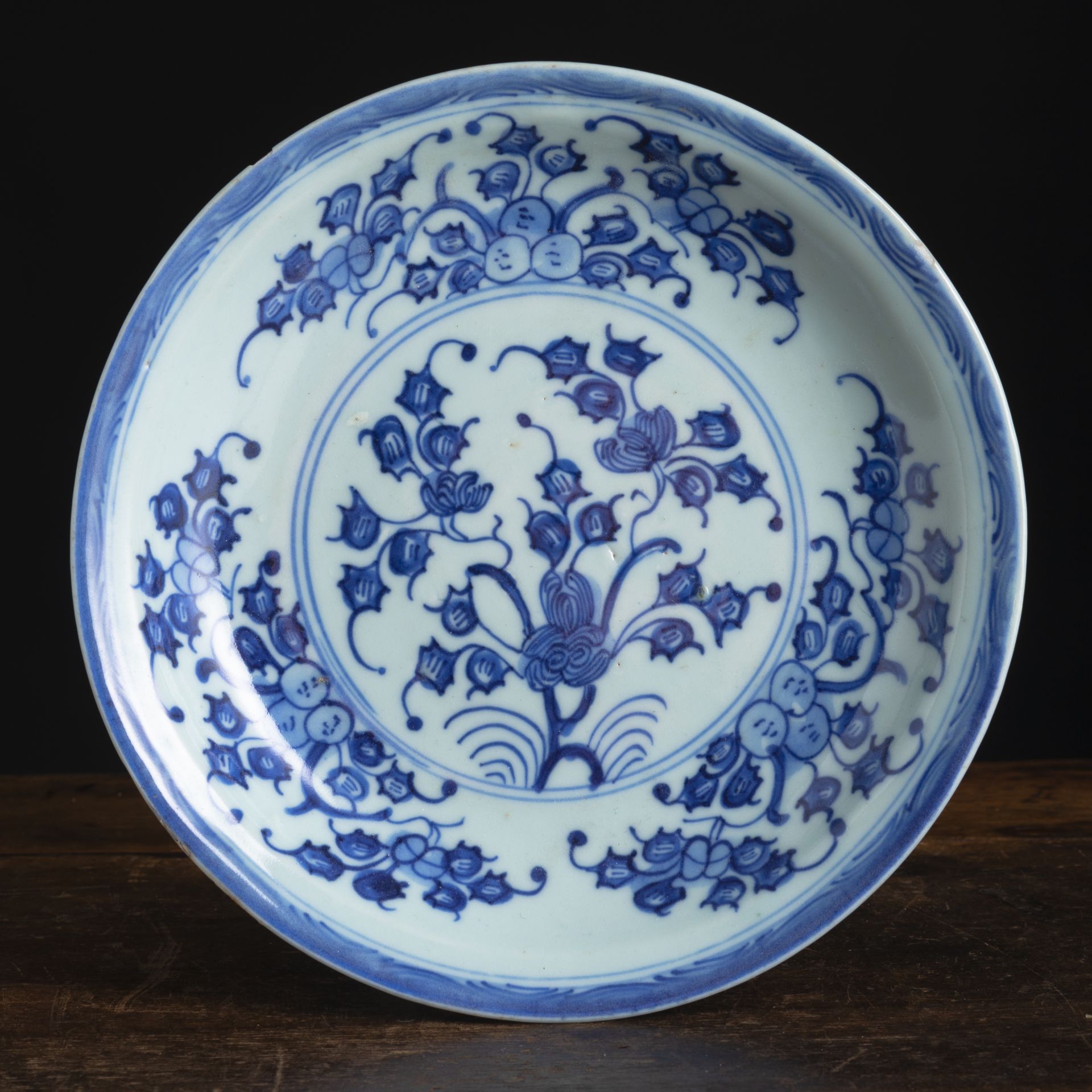 A BLUE AND WHITE EXPORT PORCELAIN DISH WITH FLORAL DECORATION