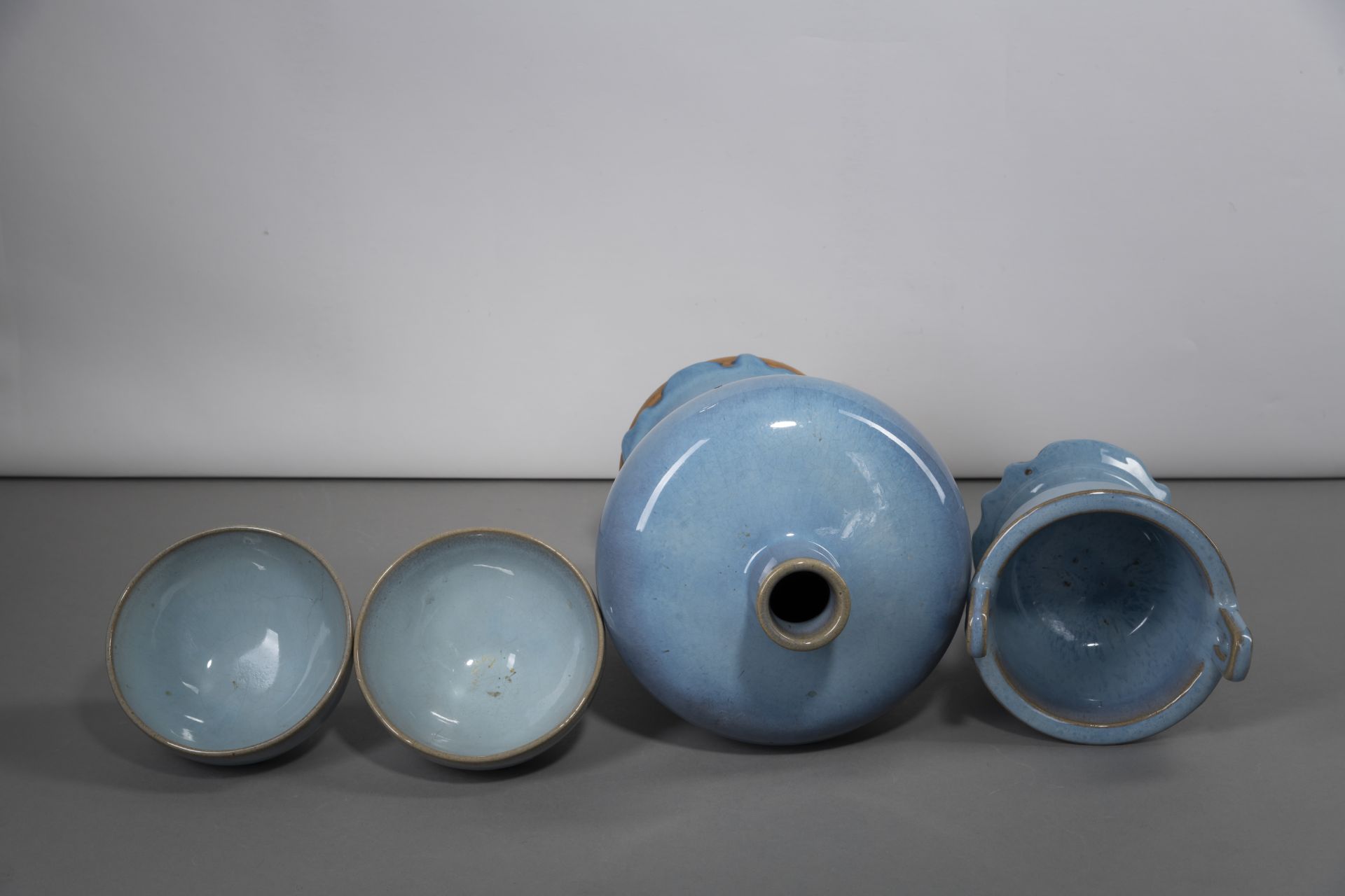 A PAIR OF JUN-GLAZED BOWLS, A TRIPOD CENSER, AND A VASE 'MEIPING' - Image 4 of 5