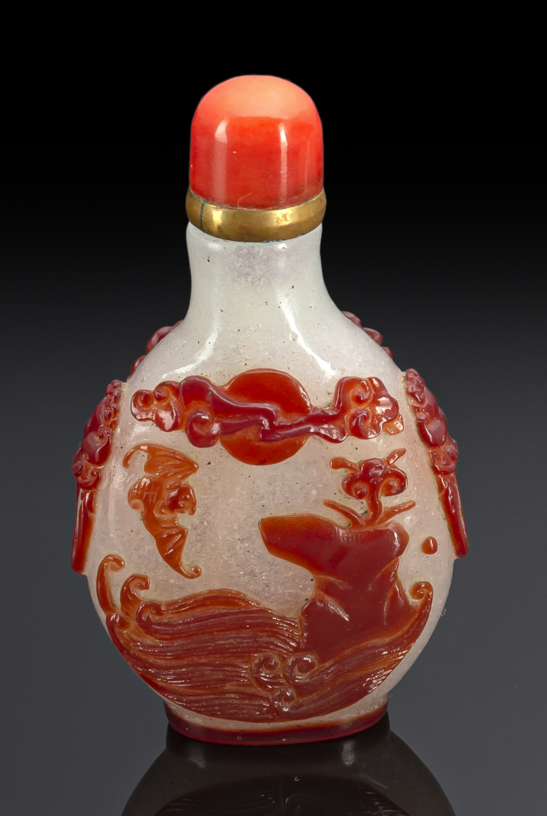 A RED-OVERLAY SNOWFLAKE GLASS SNUFFBOTTLE WITH BATS, LINGZHI AND WAVES