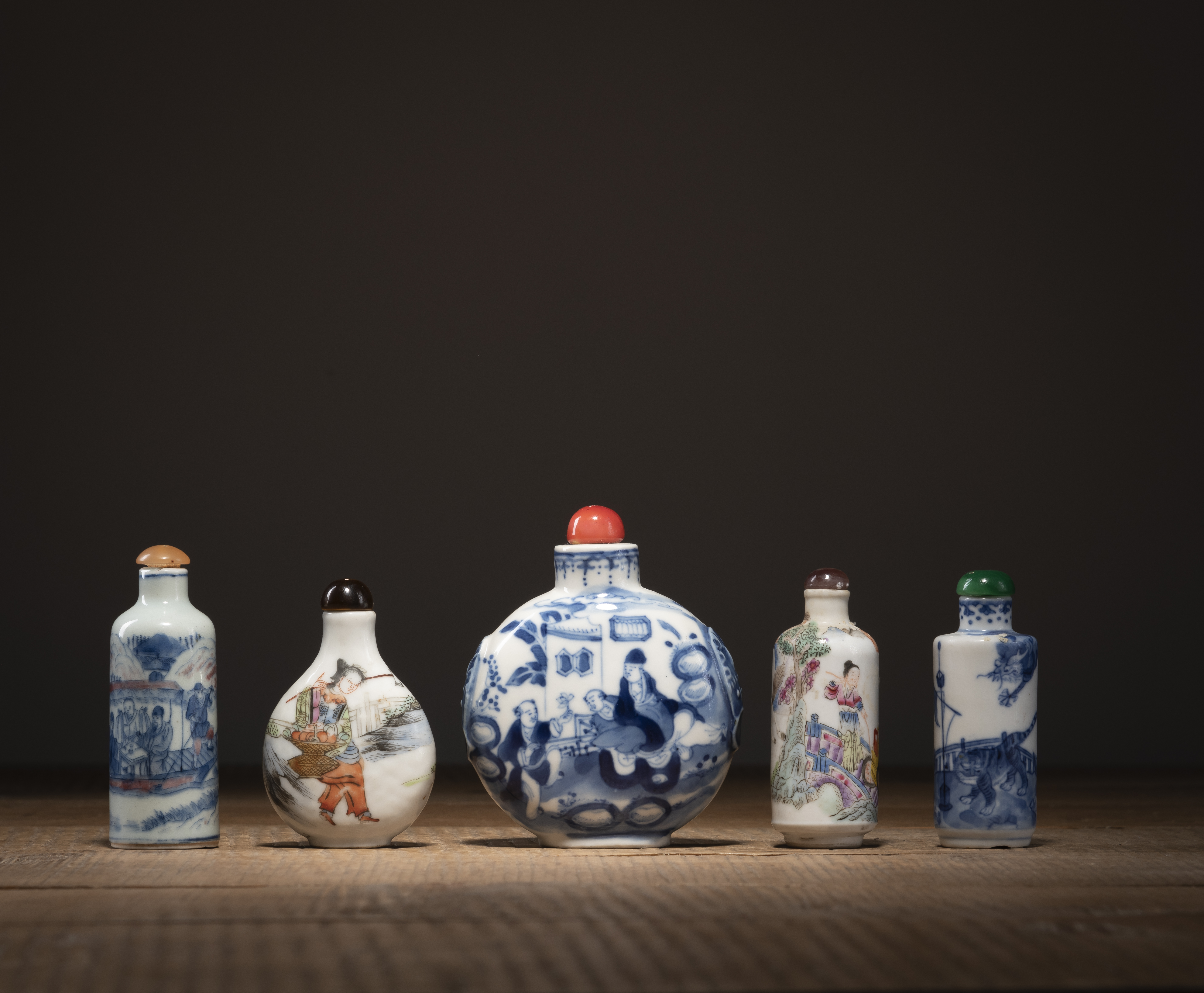 FIVE BLUE AND WHITE AND 'FAMILLE ROSE' PORCELAIN SNUFFBOTTLES - Image 2 of 5