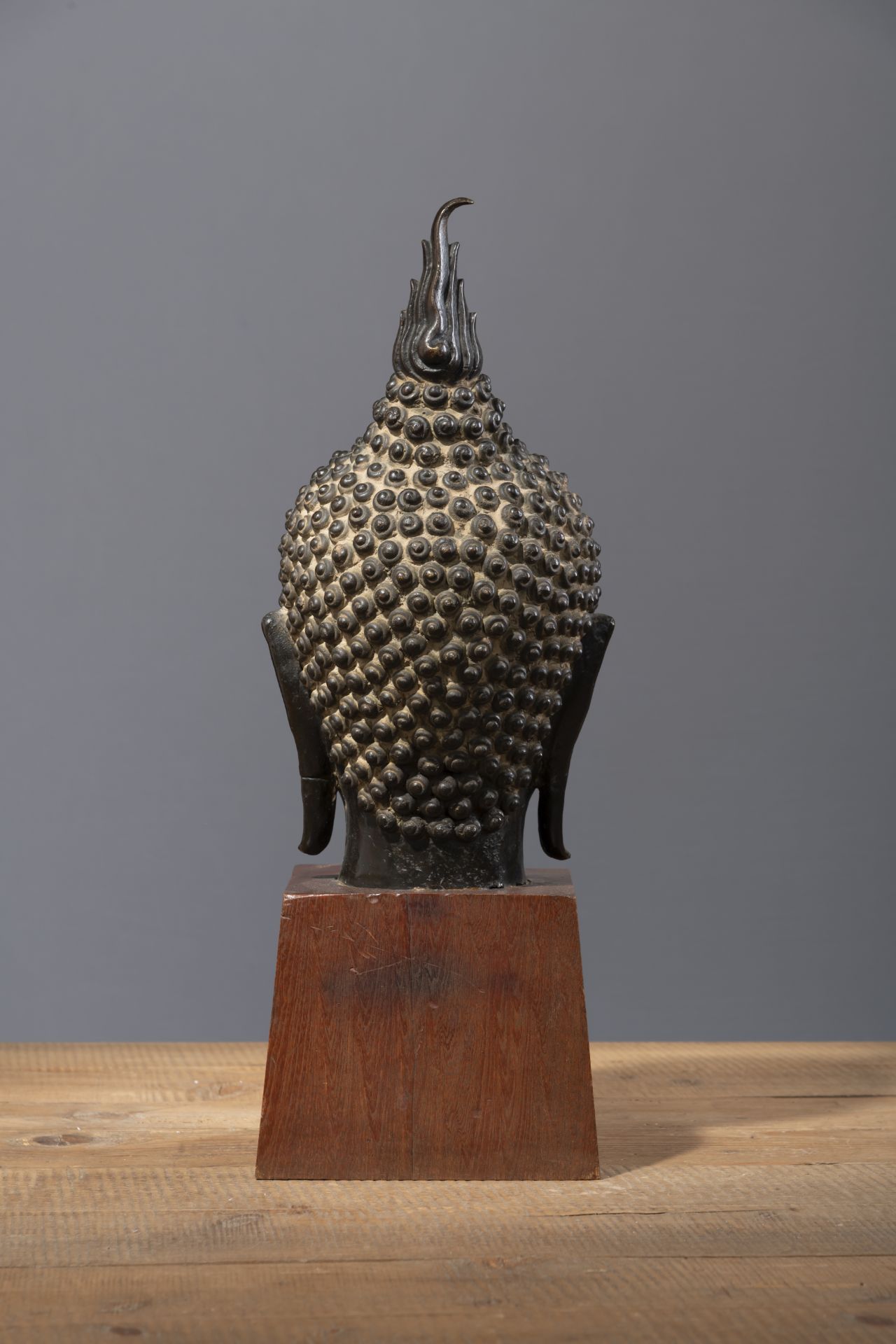 A BRONZE HEAD OF BUDDHA - Image 3 of 4