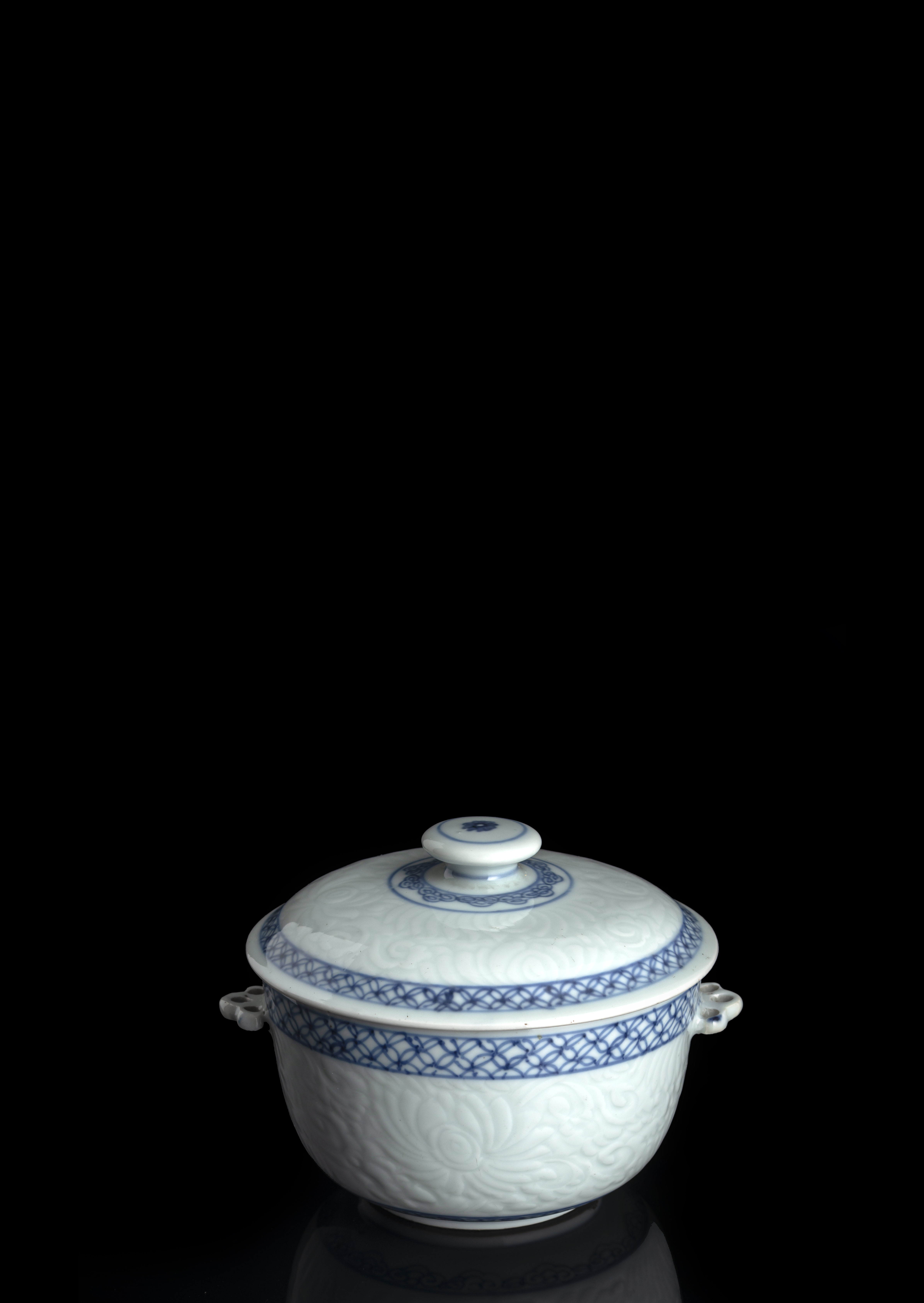 A BLUE AND WHITE PORCELAIN BOWL AND COVER FROM THE COLLECTION OF FREDERICK AUGUSTUS (1670 - 1733) -