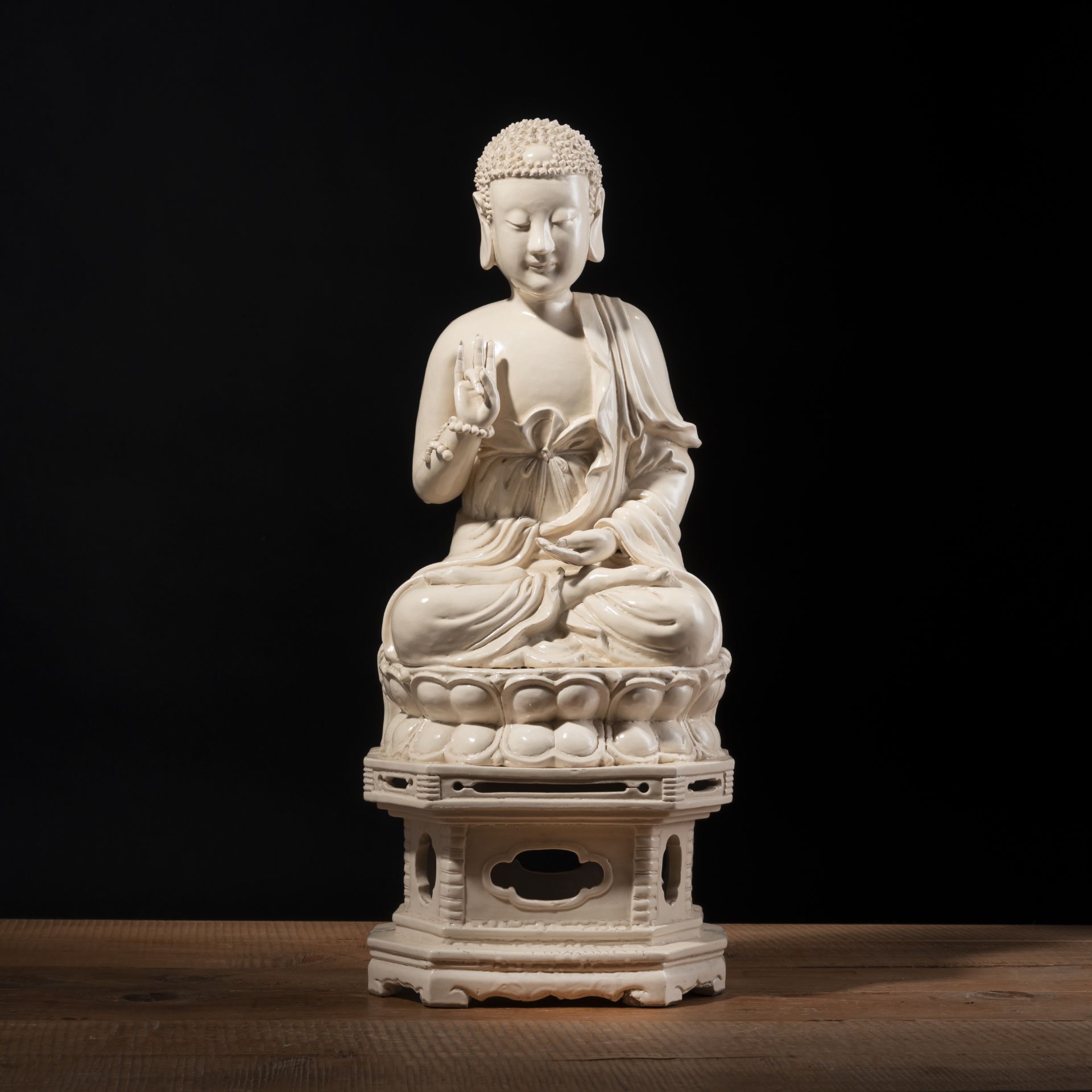 Cremefarben glasierte Porzellanfigur des Buddha