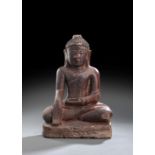 Skulptur des Buddha Shakyamuni aus Stein mit roter Lackfassung