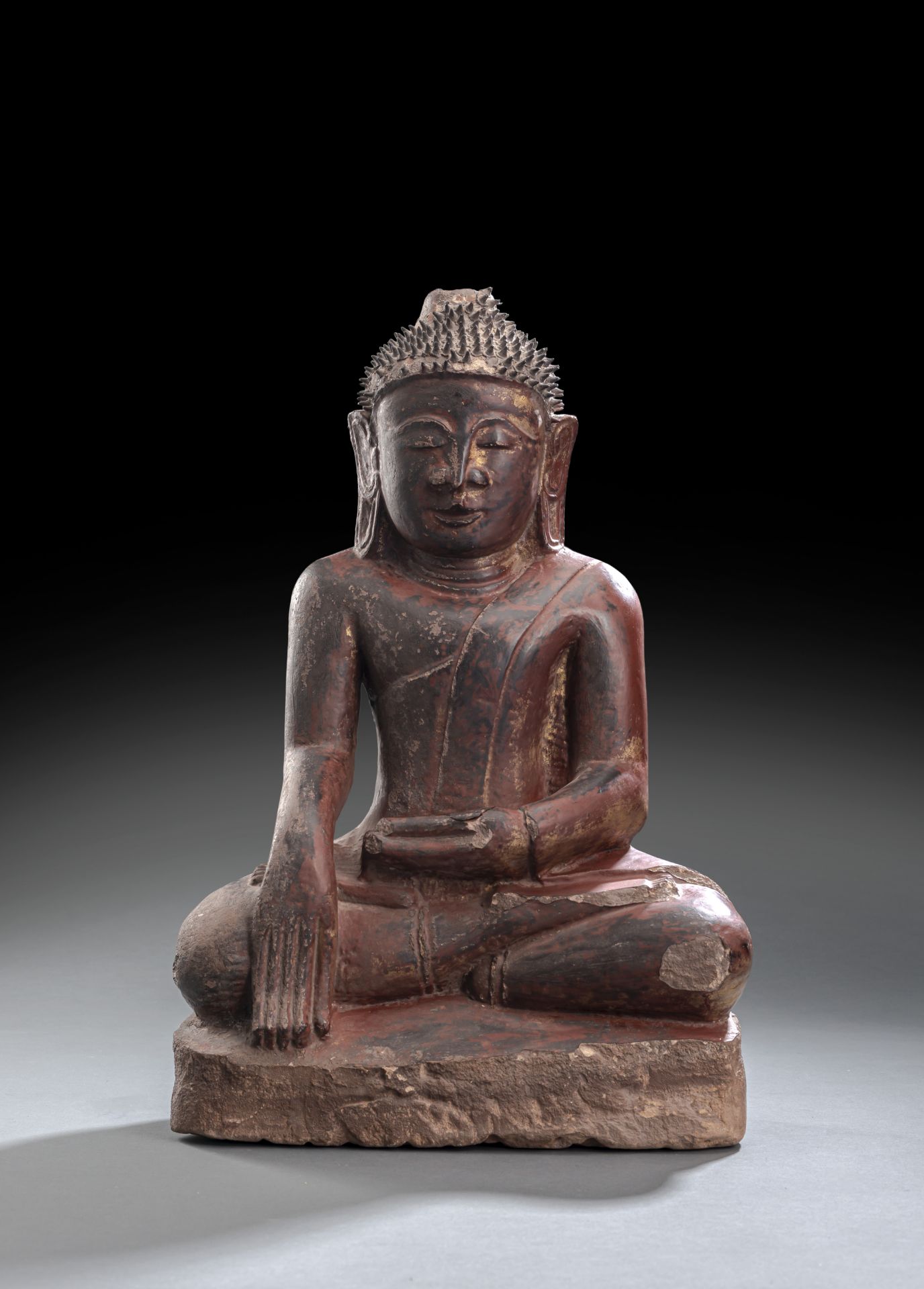 Skulptur des Buddha Shakyamuni aus Stein mit roter Lackfassung