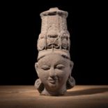 Kopf des Vishnu aus rotem Sandstein mit Kiritamakuta