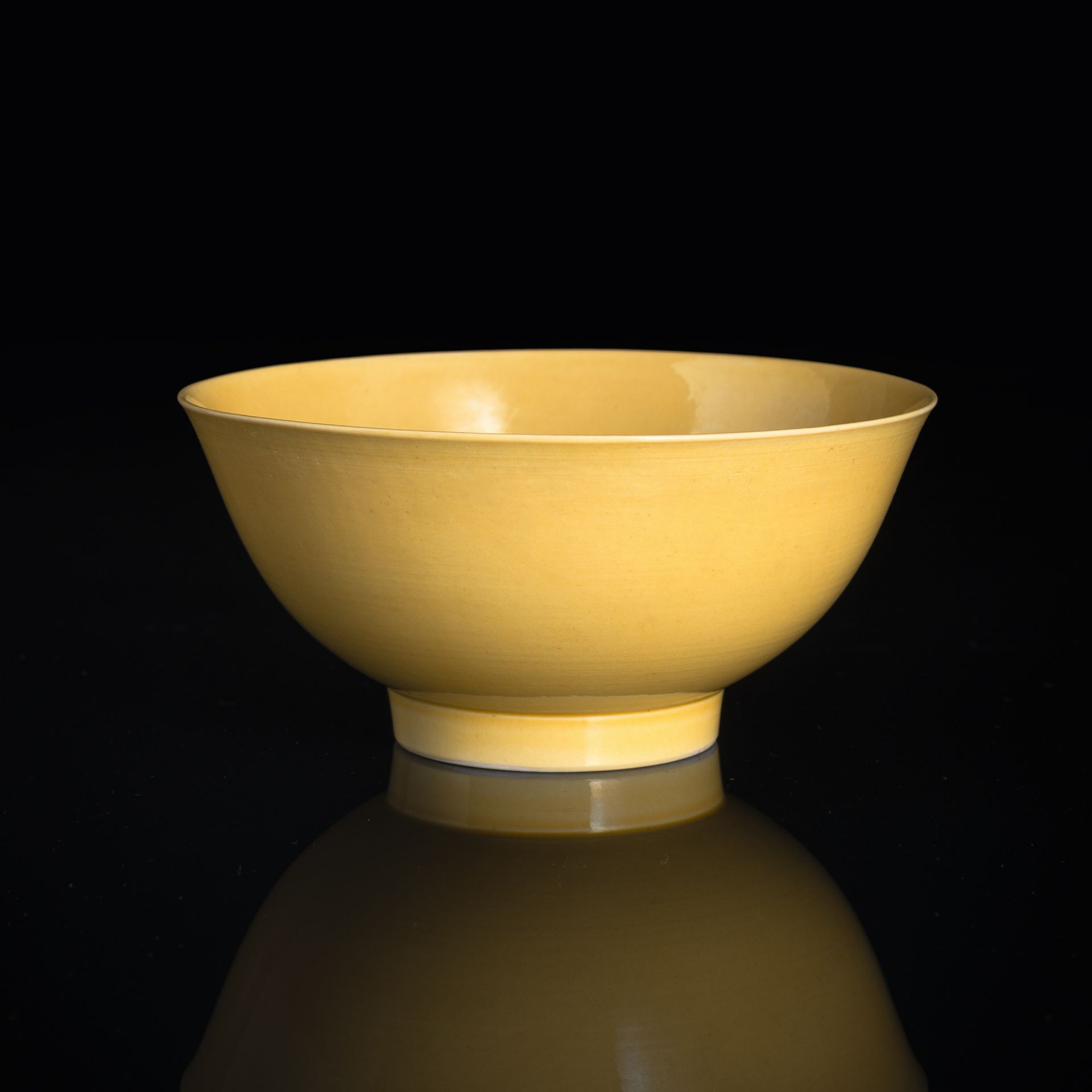 A FINE IMPERIAL YELLOW GLAZED PORCELAIN BOWL