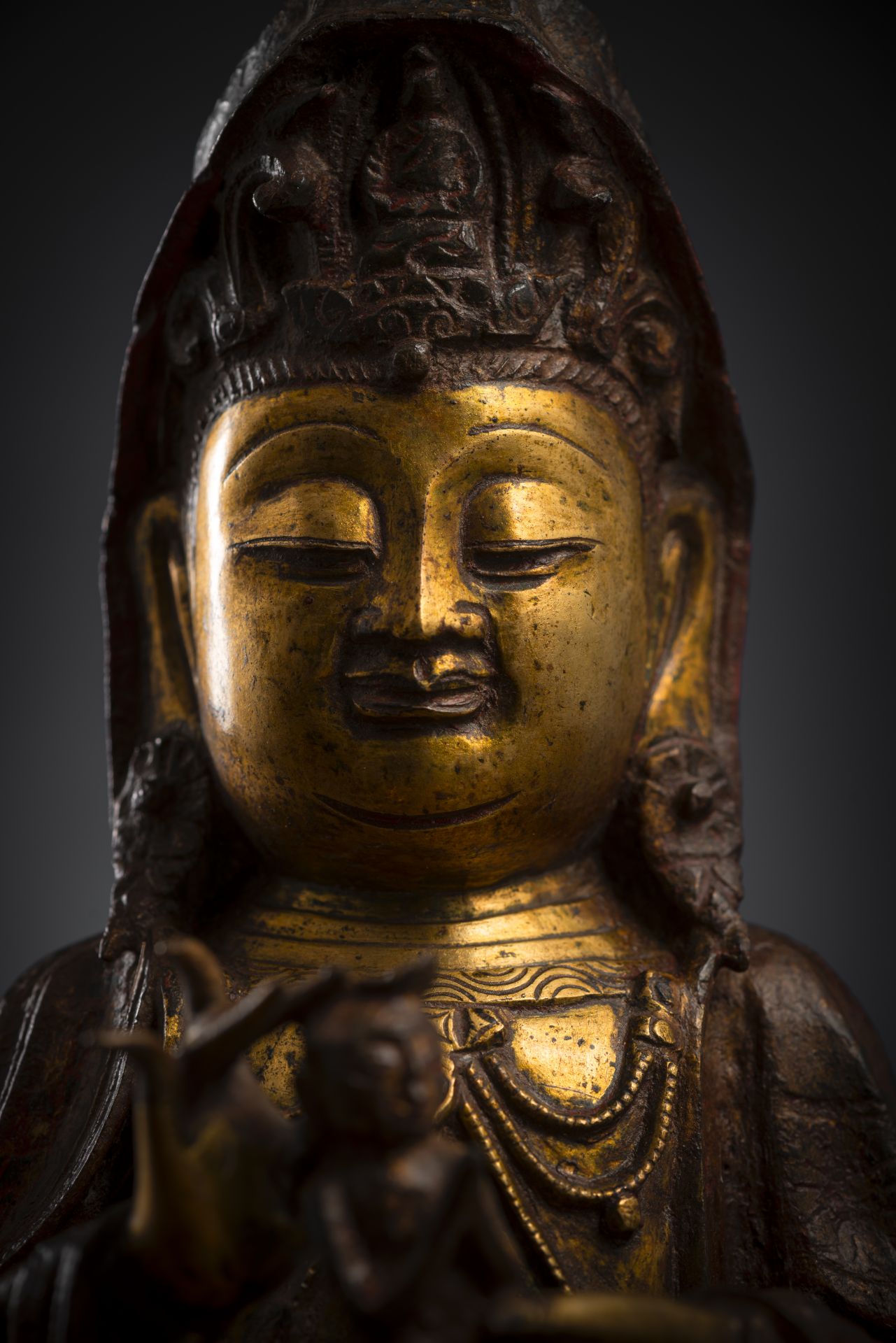 A PART-GILR´T AND GILT-LACQUERED BRONZE FIGURE OF SEATED GUANYIN HOLDING A BOY - Image 4 of 4