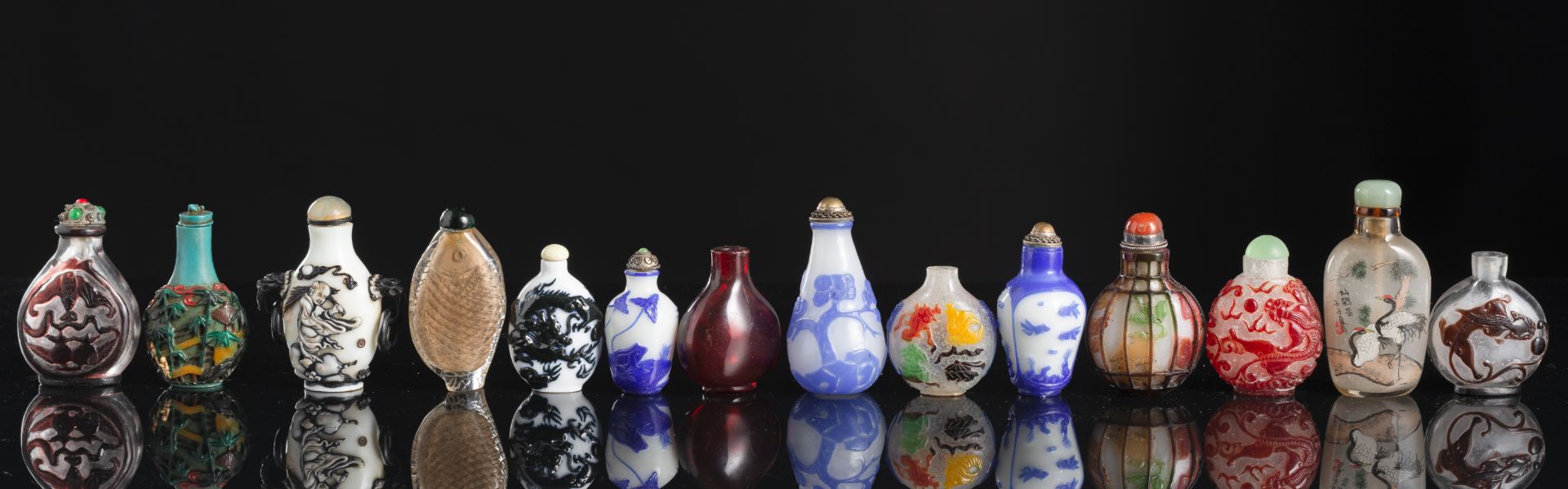 26 Snuffbottles u. a. aus Pekingglas mit Überfang und innenbemaltem Glas - Bild 2 aus 7